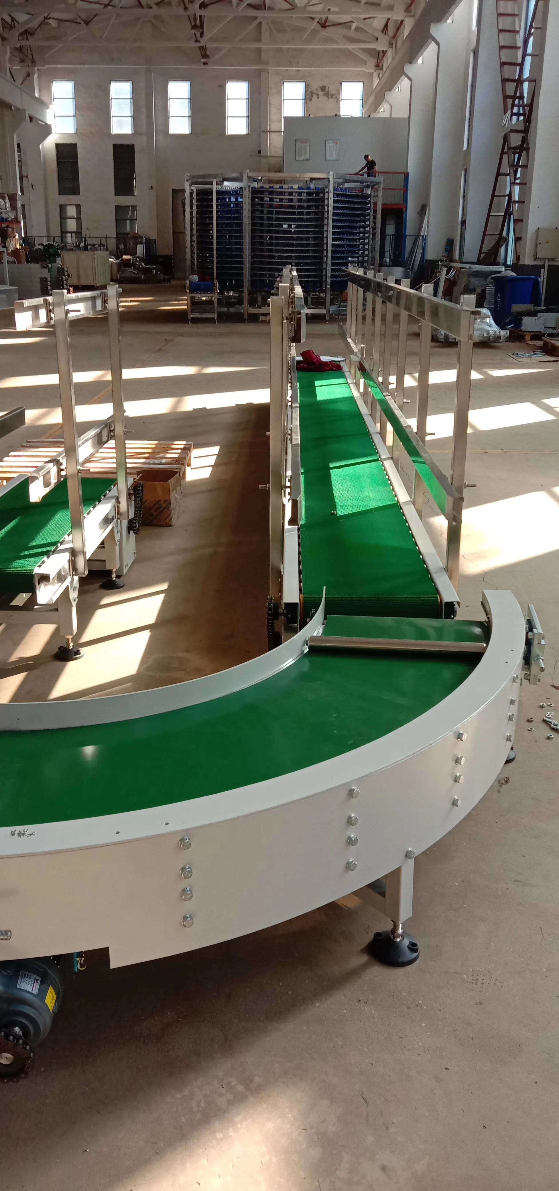 Ленточный конвейер без ножек, только верхняя часть с двигателем для транспортировки всего необходимого