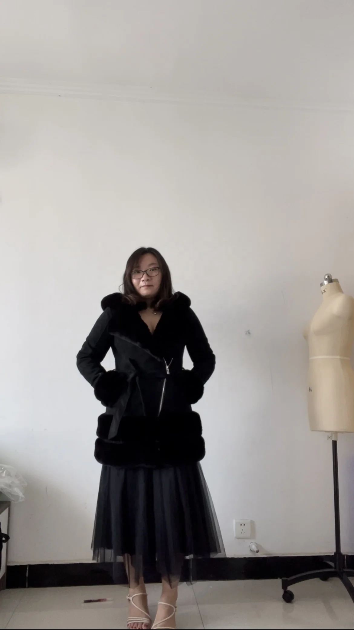 2021 новый дизайн, популярный стиль, Женское зимнее толстое длинное пальто на заказ, модное пальто из искусственного меха с поясом