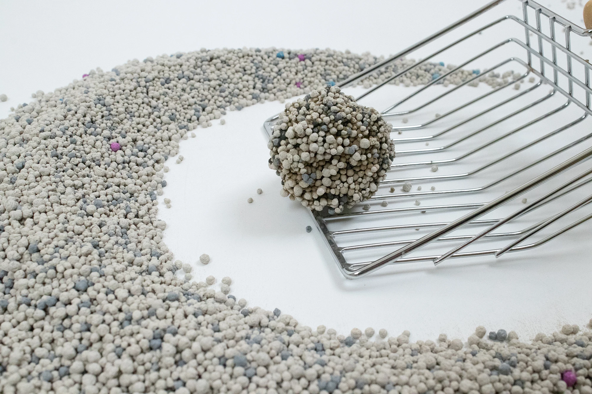 Hot sell coffee scent dust-free strong clumping ball shaped bentonite cat litter