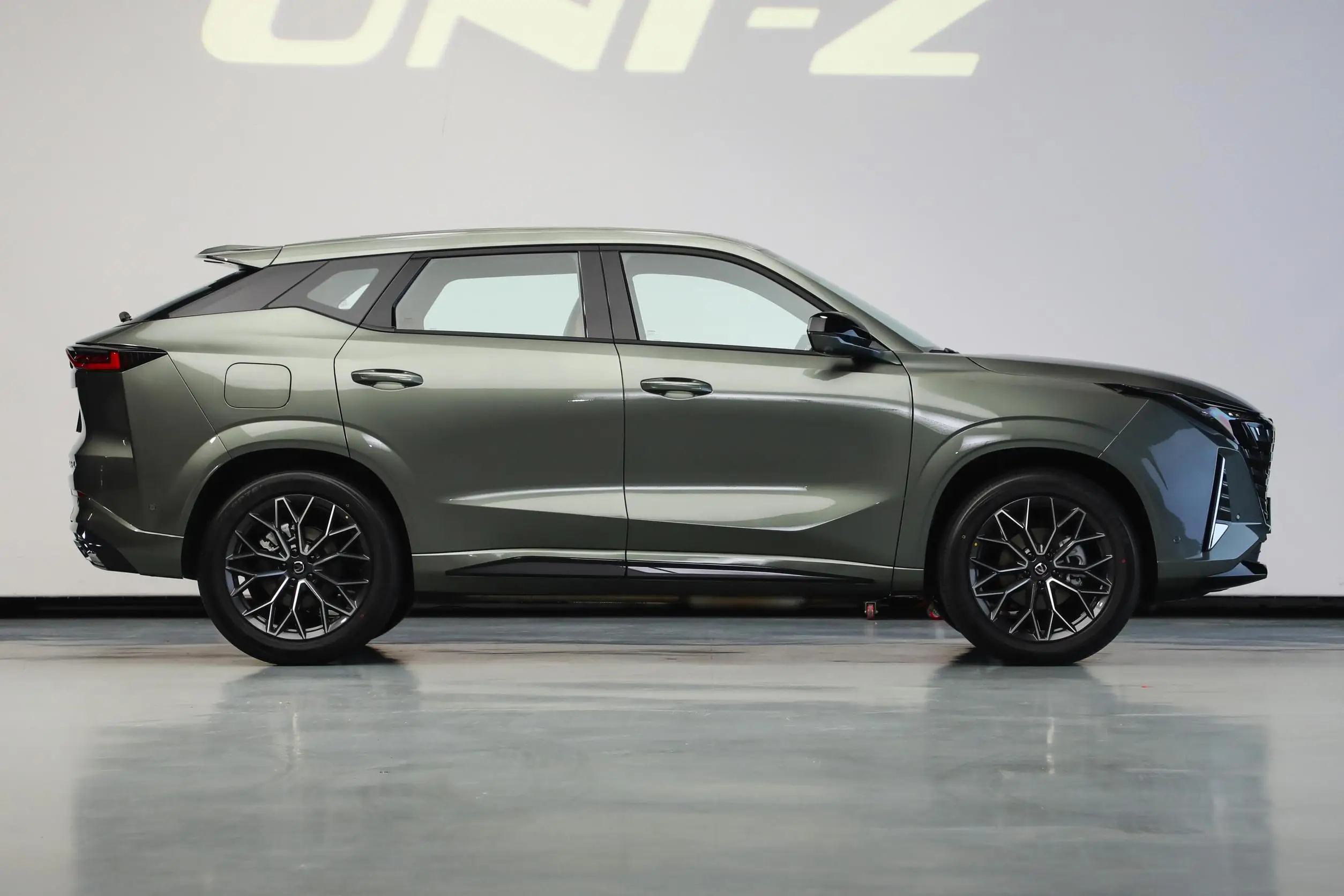 2024 Changan UNI-Z синий кит Smart iDD 125 км подключаемый Гибридный внедорожник отличное качество Новый энергетический автомобиль