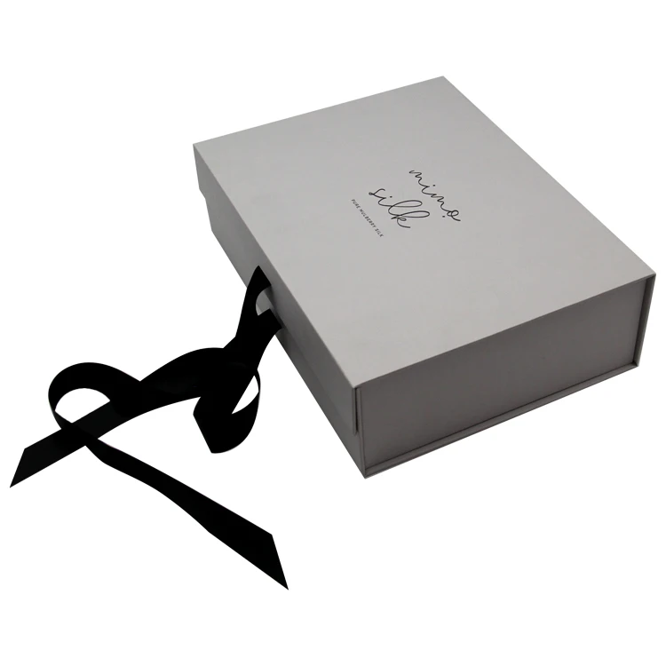 Белые картонные коробки с бантом магнитной застежкой и логотипом прозрачной крышкой