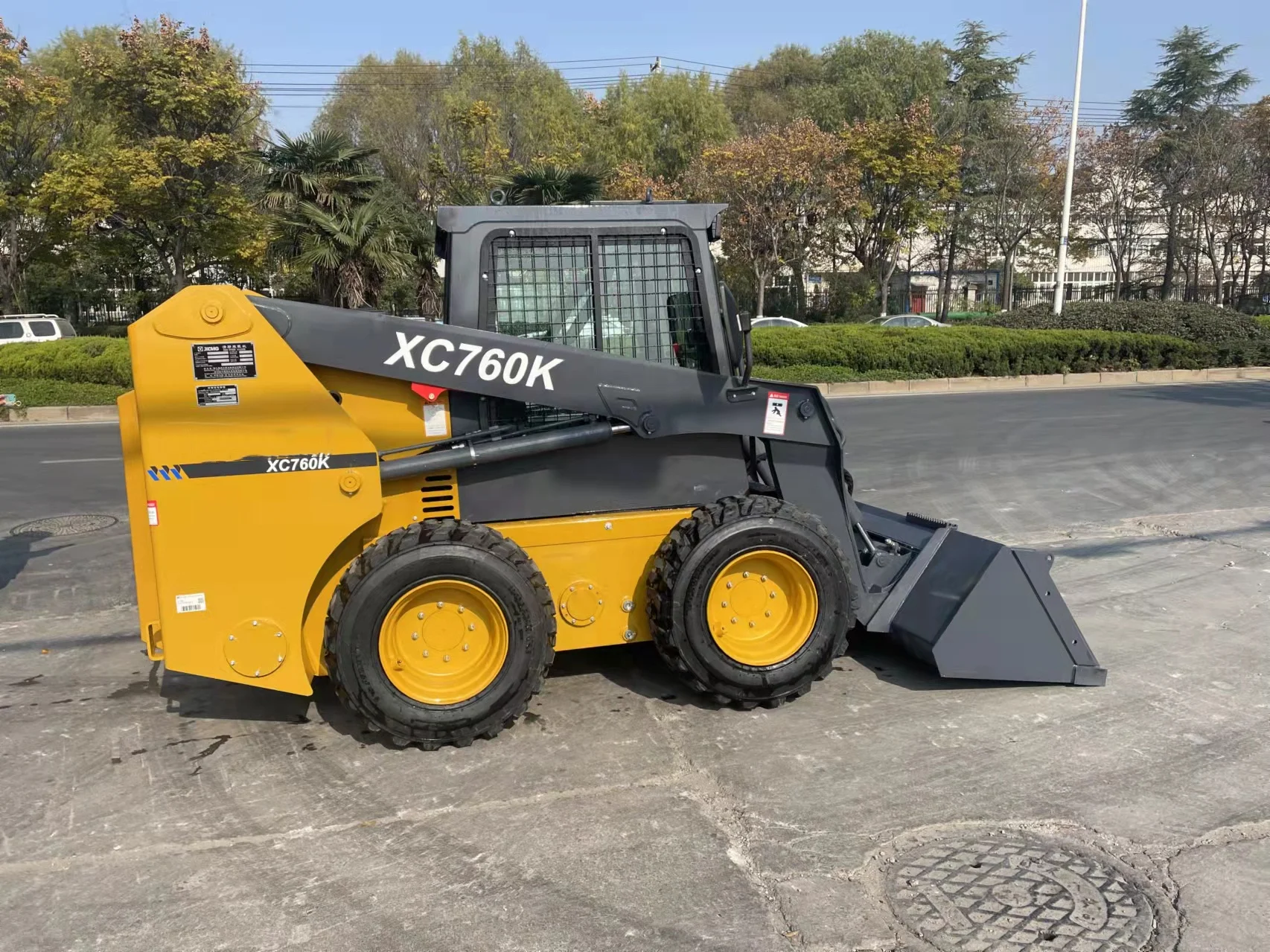 Easy Maintenance Skid Loader XC760K Small Skid Steer Loader with Snow Sweeper for Sale in Russia