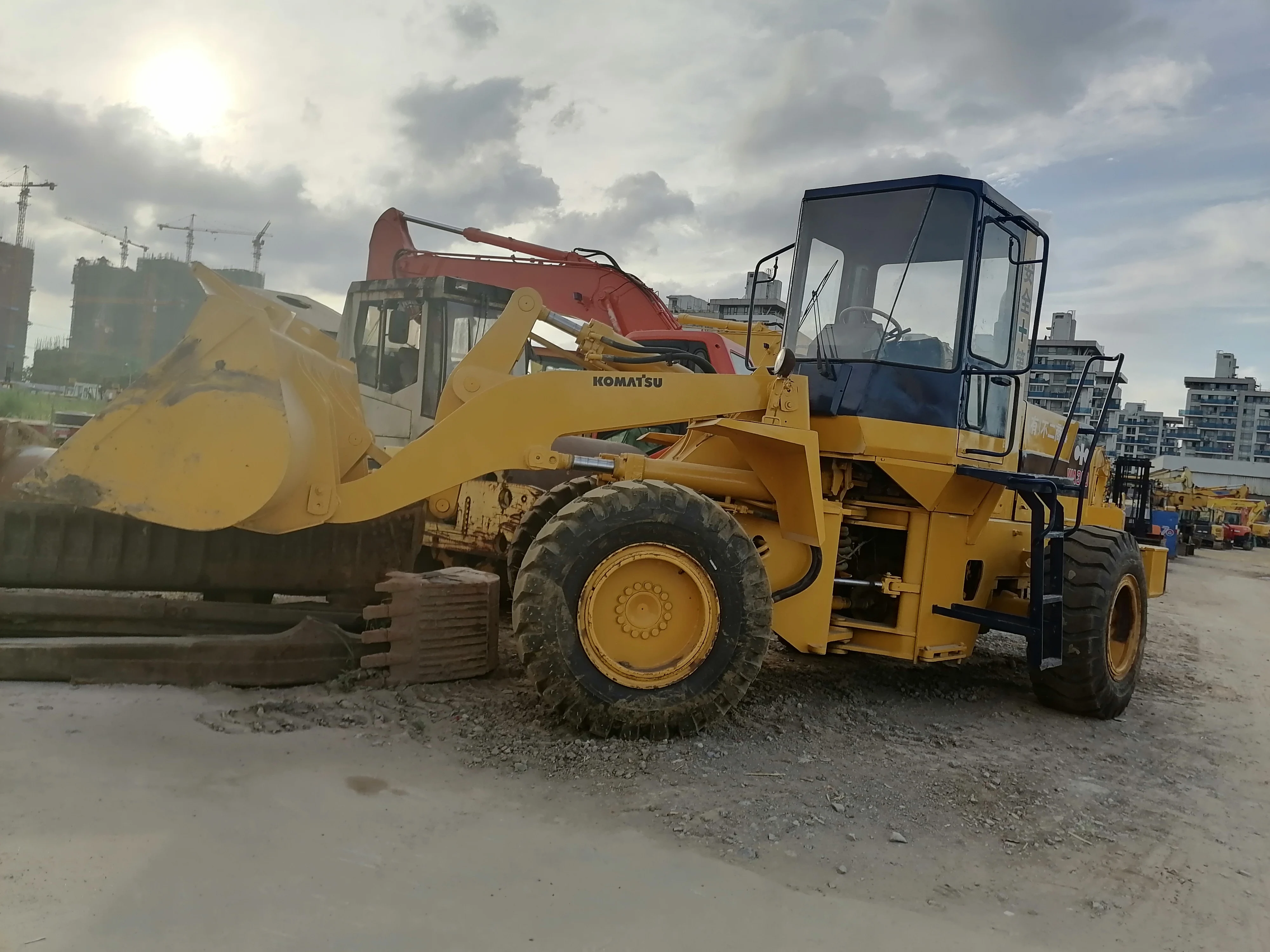 Земляной погрузчик б/у Автопогрузчик Komatsu WA300 на продажу