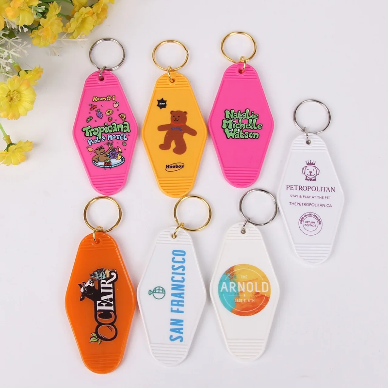Custom promotional transparent plastic Retro vintage motel room hotel keychain pendant hotel tag