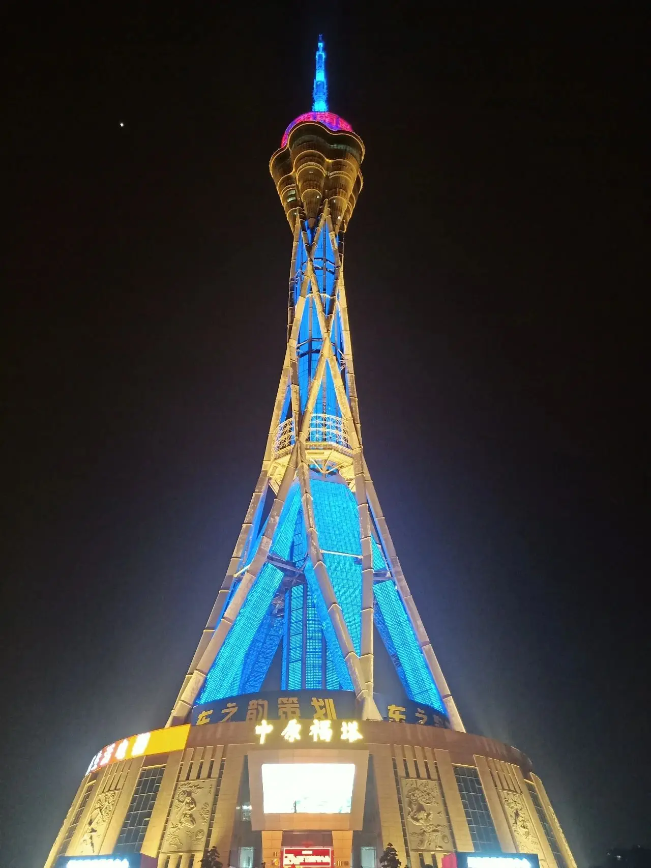 Y30P Digital Smart Dot Light Supplier P100 High Brightness RGB Point Light Source Pixel Light In Italy