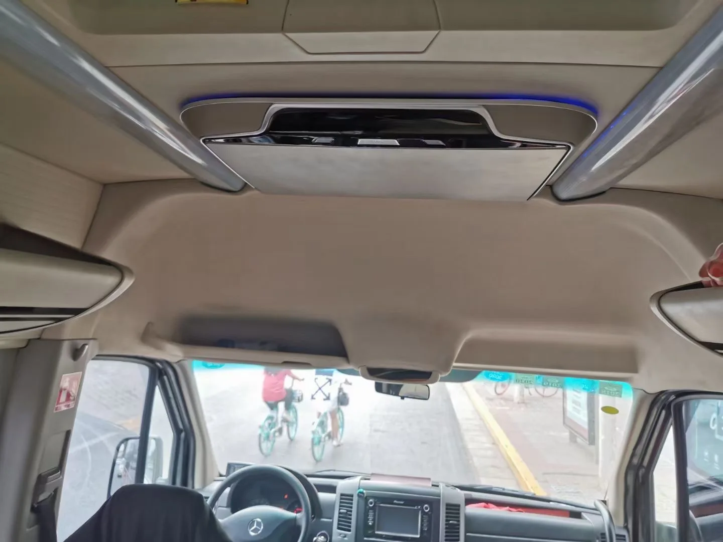 Автомобильный монитор 21 5 дюйма с креплением на крышу автобуса поддержка USB TF карты FM BT для задних сидений со встроенным двойным динамиком