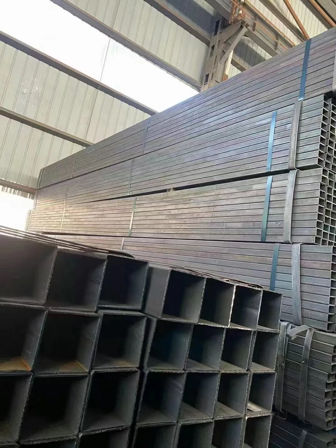 Erw Hollow Section Black Steel Tube Modern Design Square Rectangle round Pipe for Villa Welded Iron Pipe Tube