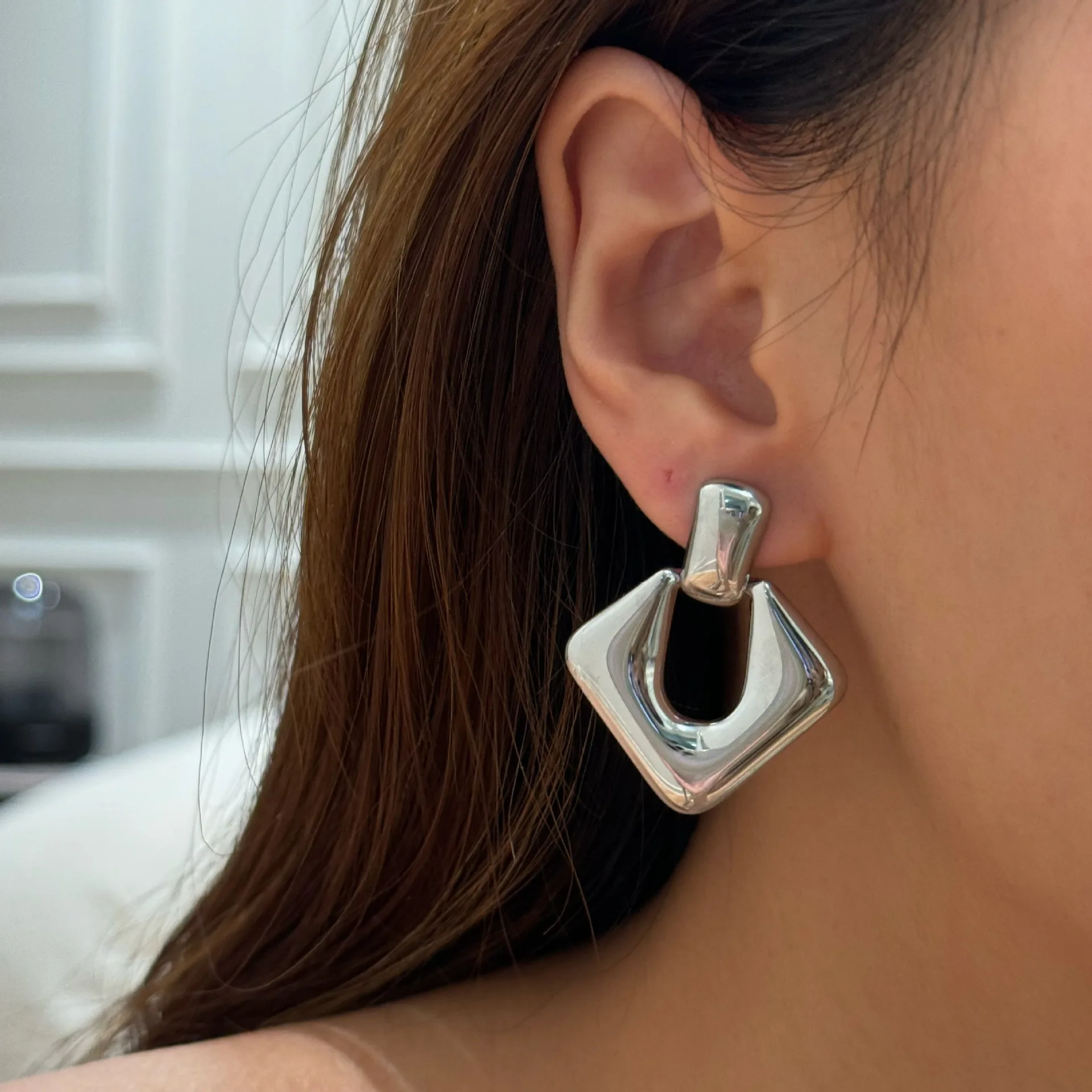 Женские серьги-гвоздики из титановой стали