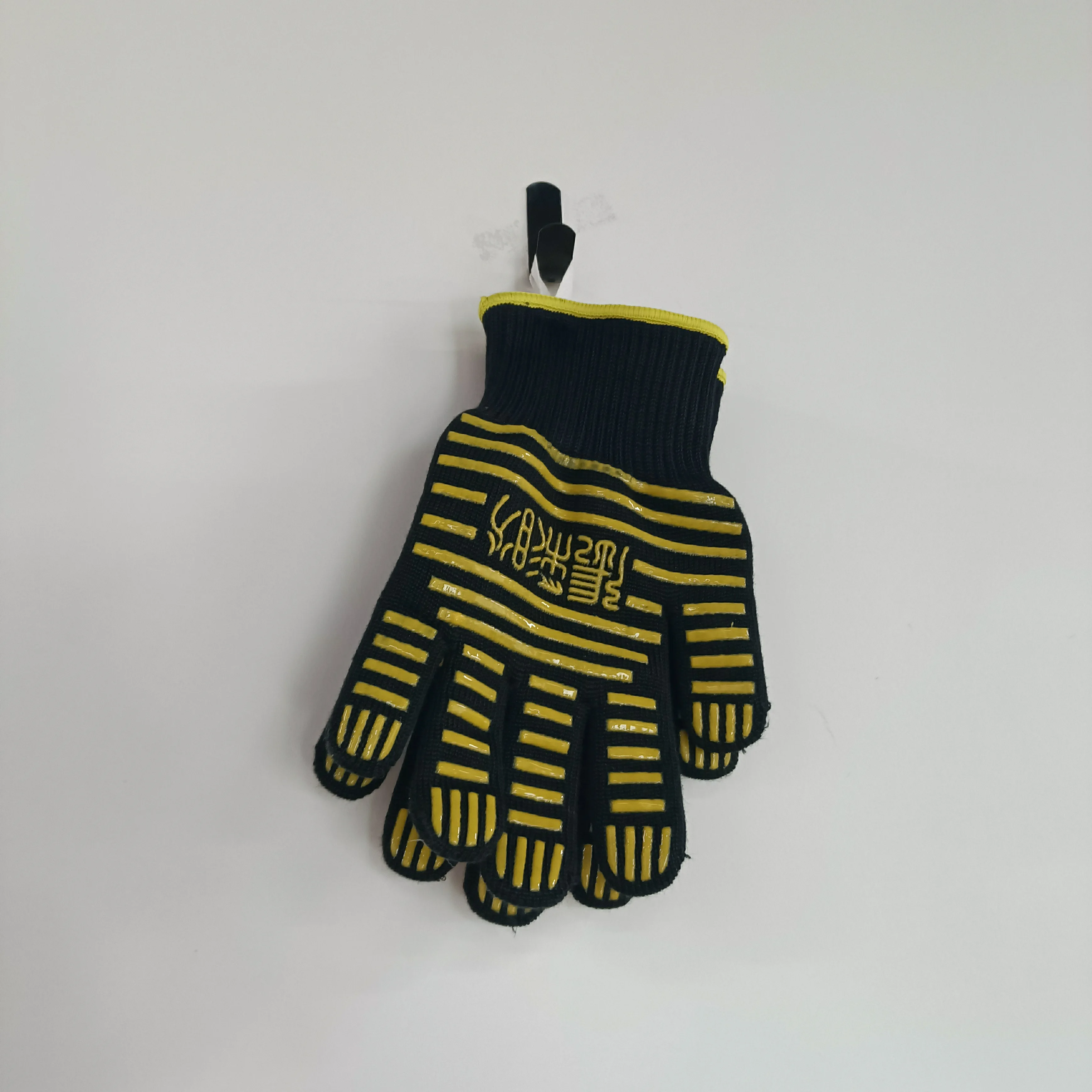 Fire retardant LFGB food grade Customized insulated gloves for microwave ovens and ovens Non hot hand insulation Silicone