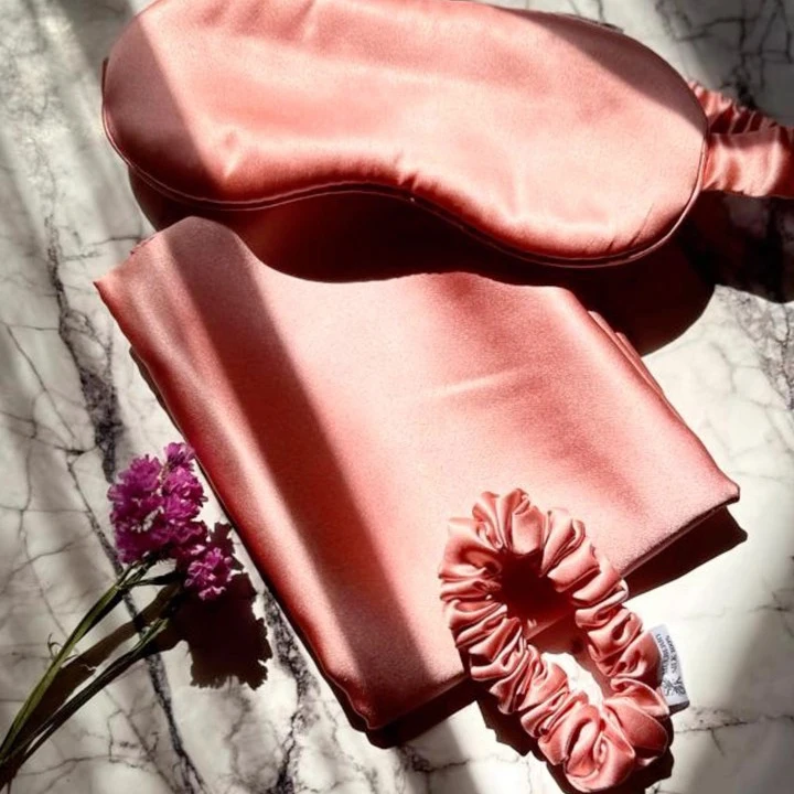 Custom gift box pure silk eye mask scrunchie and silk pillowcase 3 pieces satin 100% mulberry silk pillow case wholesale