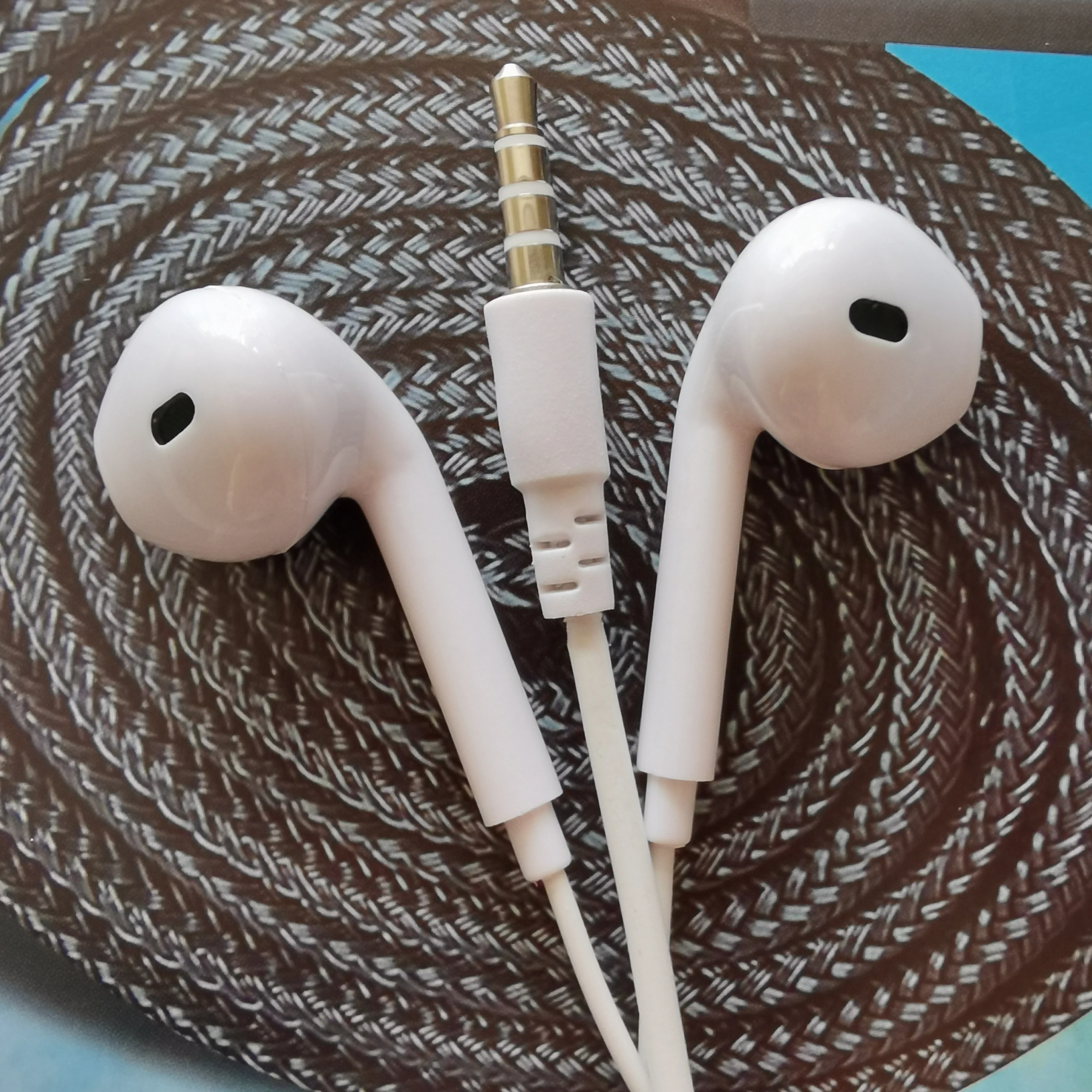 OEM/ODM HD quality	In ear noise cancelling high bass wired	dynamic microphone	earphone earbuds