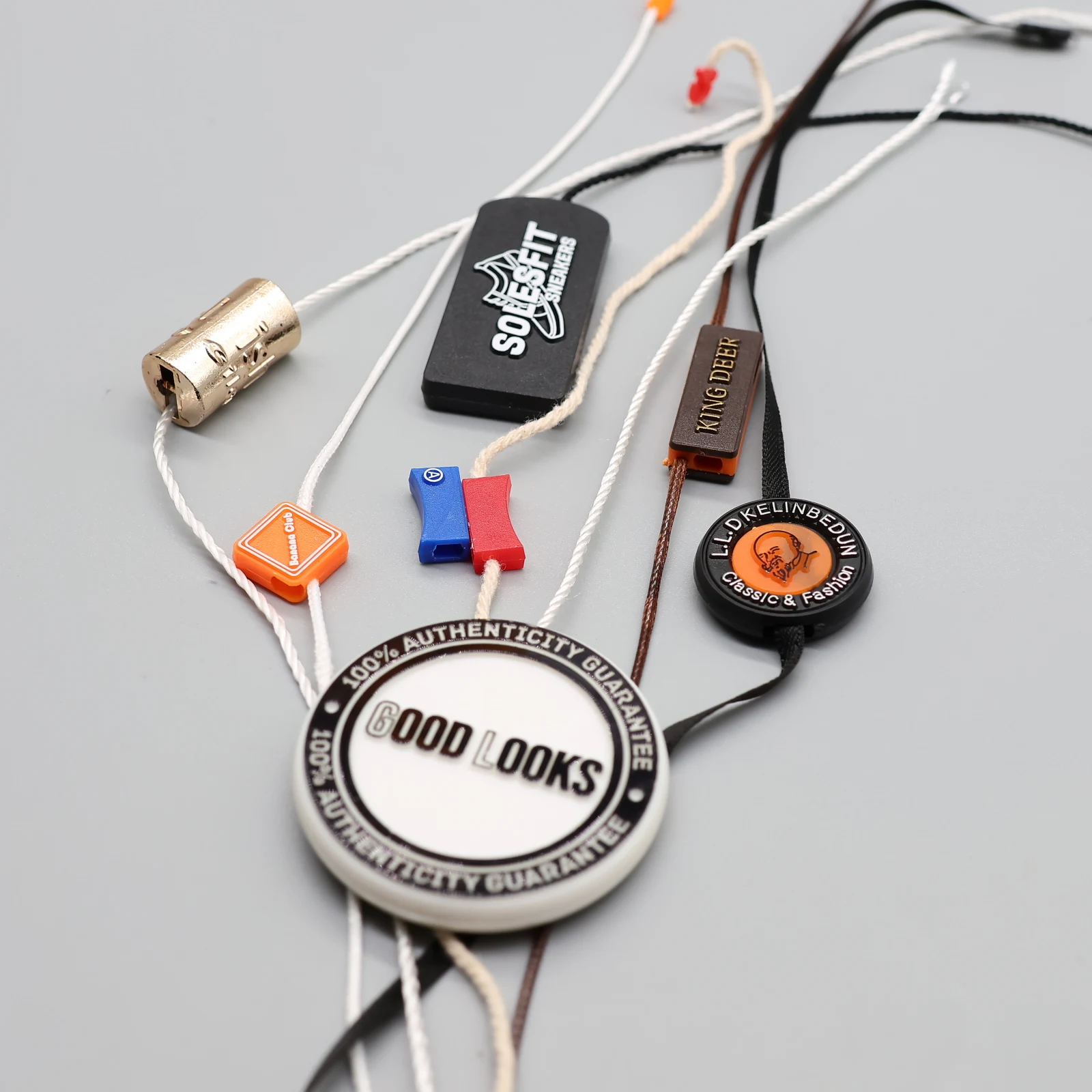 New Design Injection Custom 3D Embossed Name Logo Plastic Hang Seal Tag String for Clothing