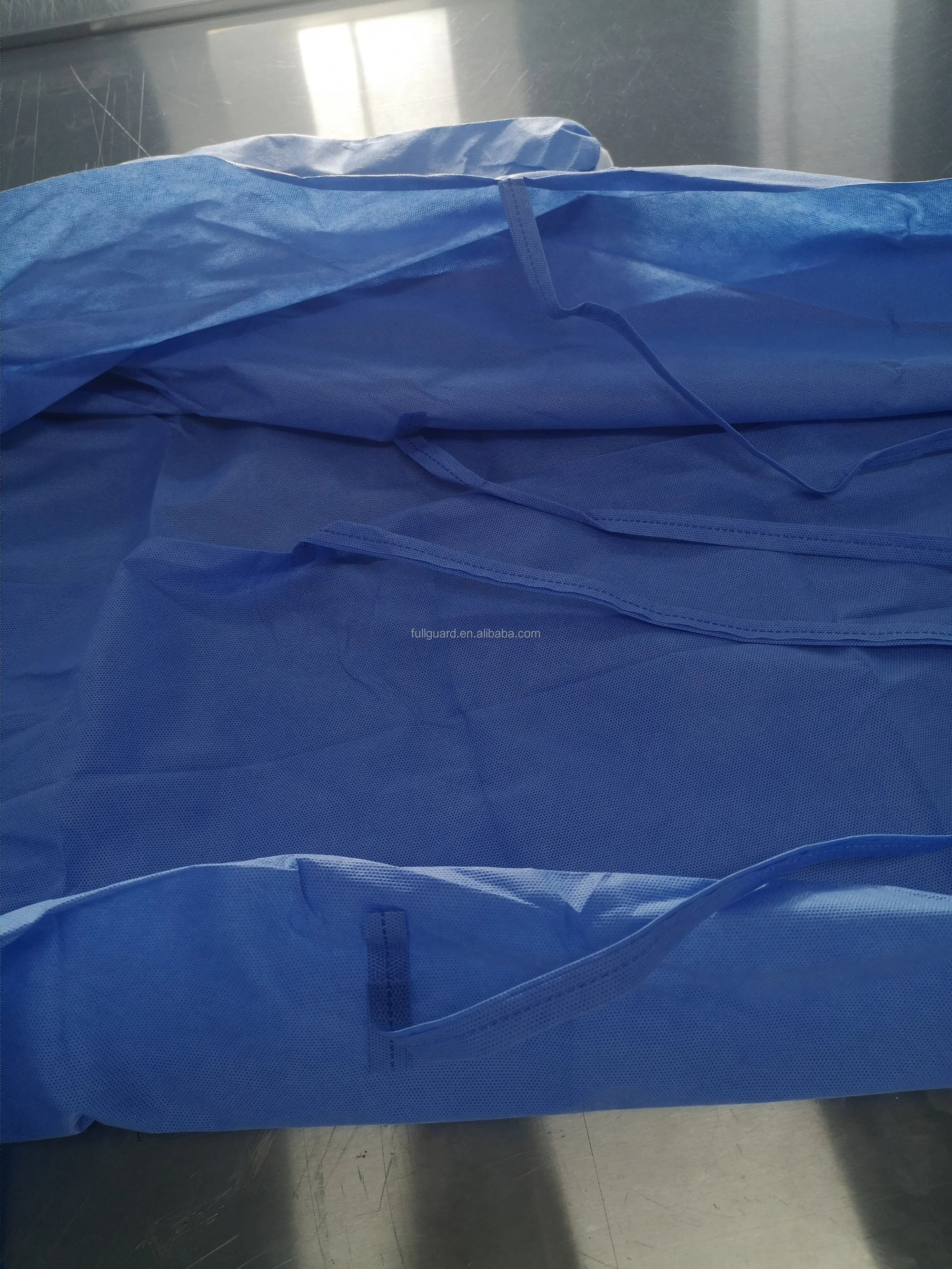 Normal Stitch Cheap SMS PP Isolation Gown made of SMS Non-woven fabric with ANSI AAMI PB70:2012 Standard