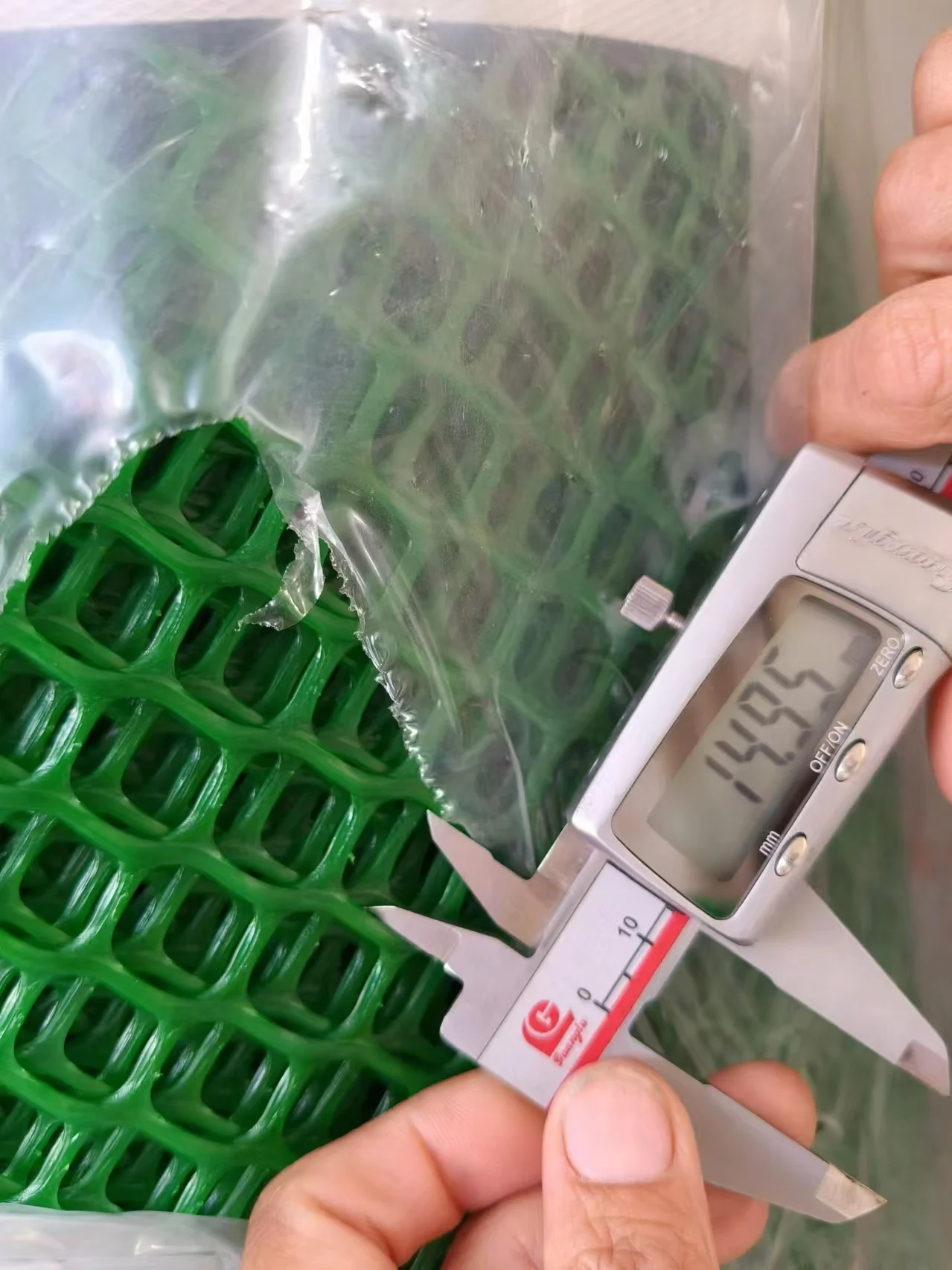 High Quality Environmental protection plastic mesh / 100% HDPE blue plastic extruded poultry chicken aviary safety netting