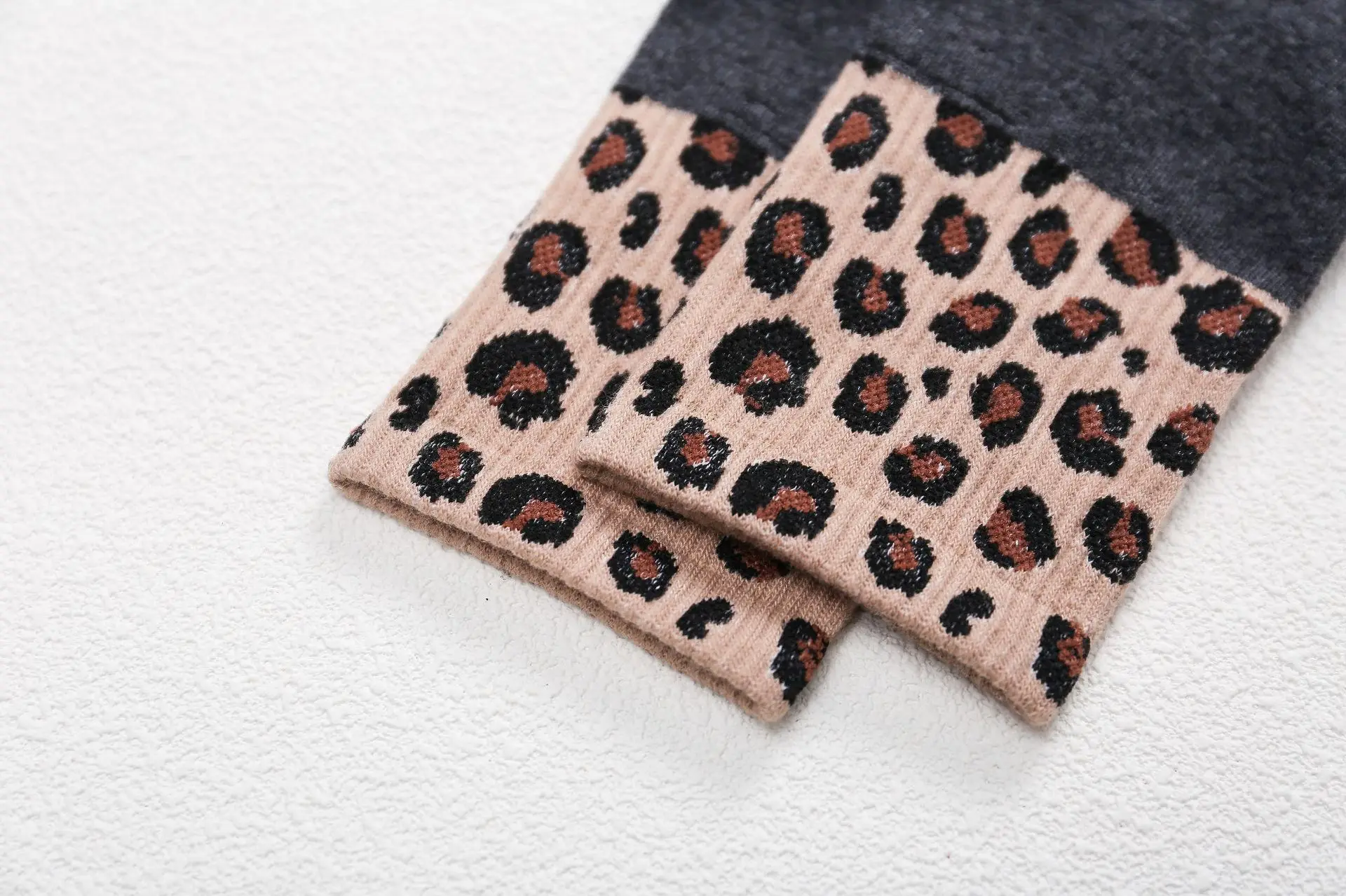 New design hot sale leopard cotton crew socks fashion  custom casual crew socks kniitted one size ladies socks