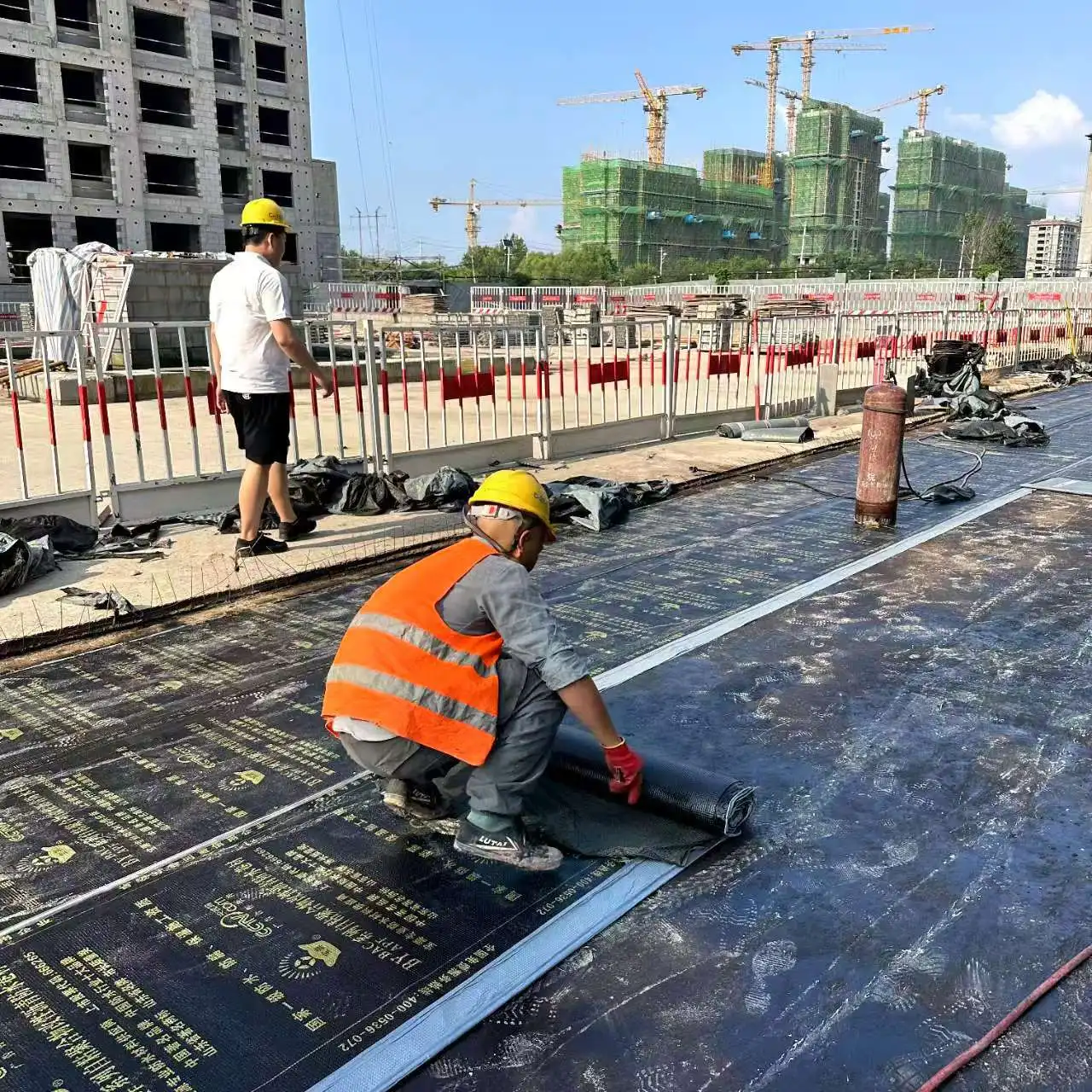 Self-Adhesive 1.5mm Thick Polymer Modified Asphalt Waterproofing Membrane PE Material Flashing Tape and 1mm Bitumen Tape
