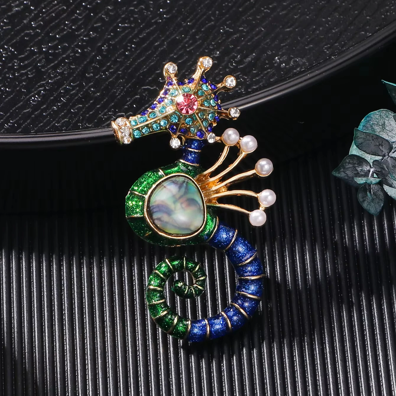 Customizable Vintage Cartoon Duck Brooch with Rhinestones Fashionable Corsage Cufflinks Pins & Buckles