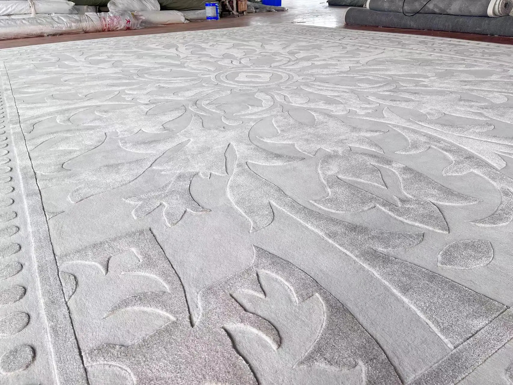 Popular design rugs viscose hand tufted carpet for hotel application