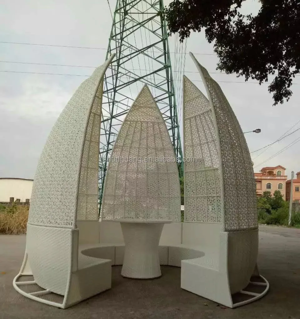 Good Quality PE Rattan Beach Daybed Wicker Furniture Triangle Sun Bed