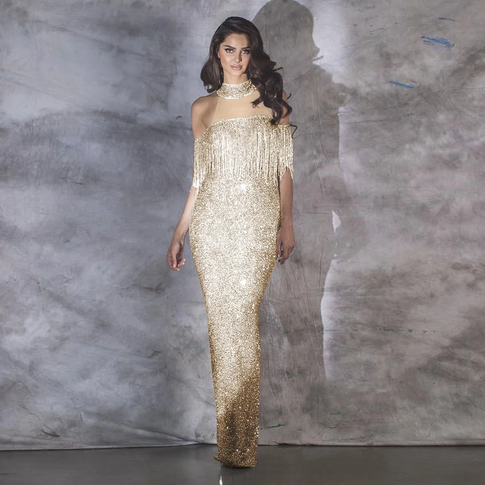 Женское длинное вечернее платье без бретелек с разрезом и кисточками