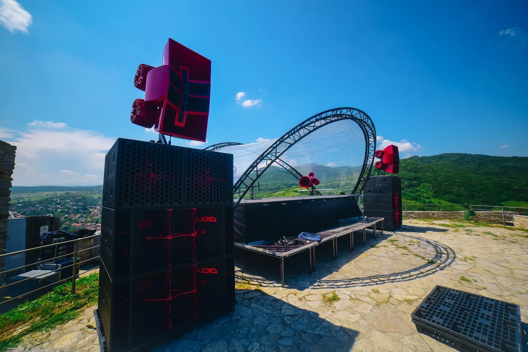 Aluminum arch round roof triangle truss stage display dj booth with canvas PVC white tent in Citadela Festival