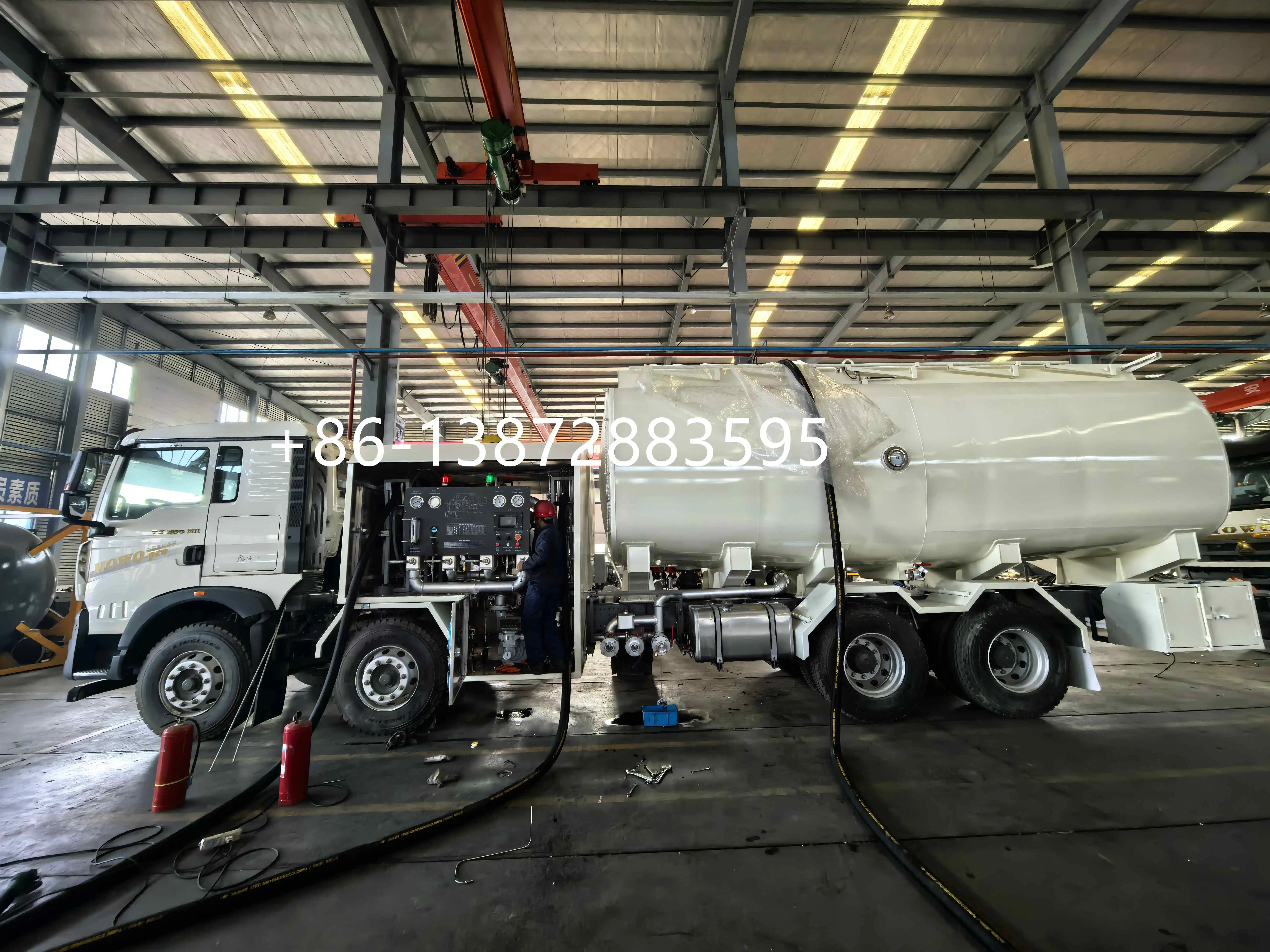 China Factory Low Prices HOWO 30000 Liters 8*4 Aircraft Jet Fuel Refueler Aviation Fuel Dispensing tank Truck for Sale
