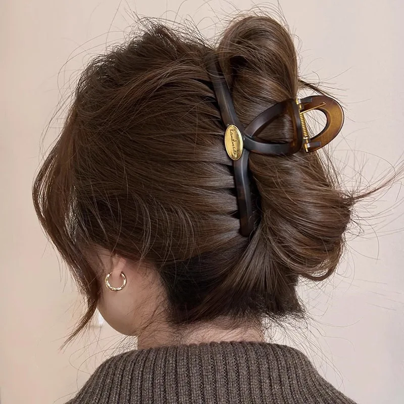Women Fashion Accessories Metal Logo Hair Claw Clip Testudinarious Jaw Hair Grip Elegant Plastic Hair Claw