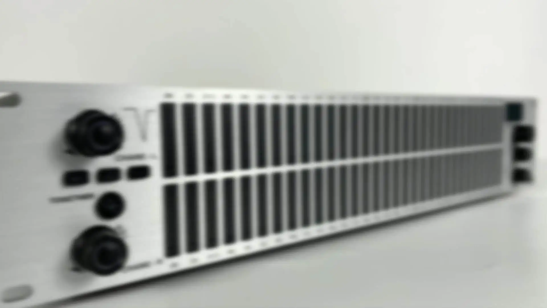 Silver professional 2U EQ digital equalizer Stereo dual graphics spectrum display 31-band equalizer