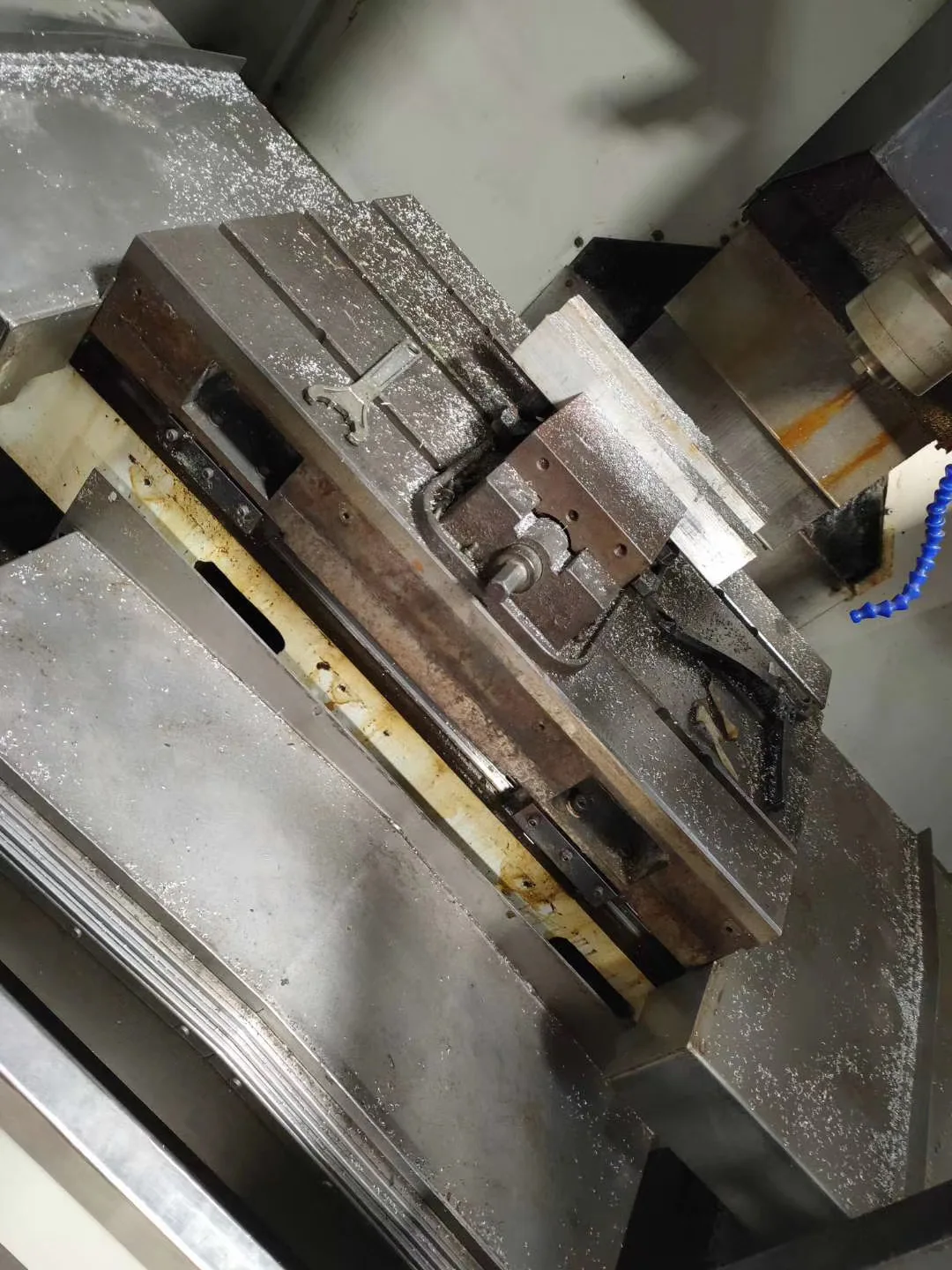 Используется в китайском стиле Тайвань станок с ЧПУ высокой точности CNC нарезание резьбы и фрезерный цифровым управлением V-6L