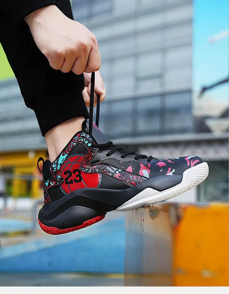 The sole is made of carbon fiber, which can replace the heel