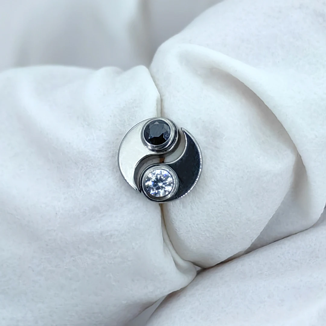 Calendo Yin Yang Body Piercing Jewlery ASTM F136 Implant Grade Titanium Internally Threaded 16G Piercing Labret End