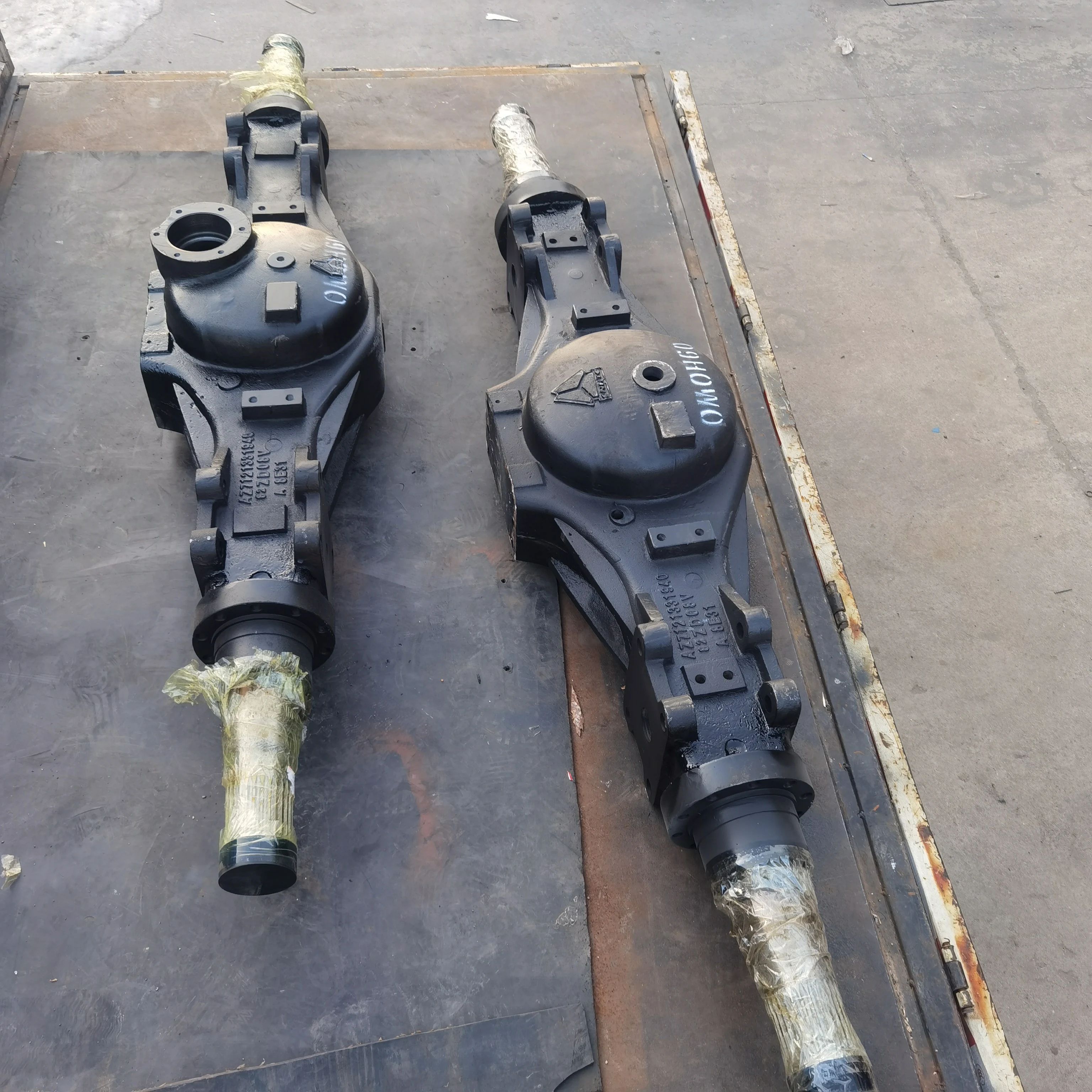 AZ7121330940 High quality factory direct sales sinotruk howo truck spare parts rear axle housing