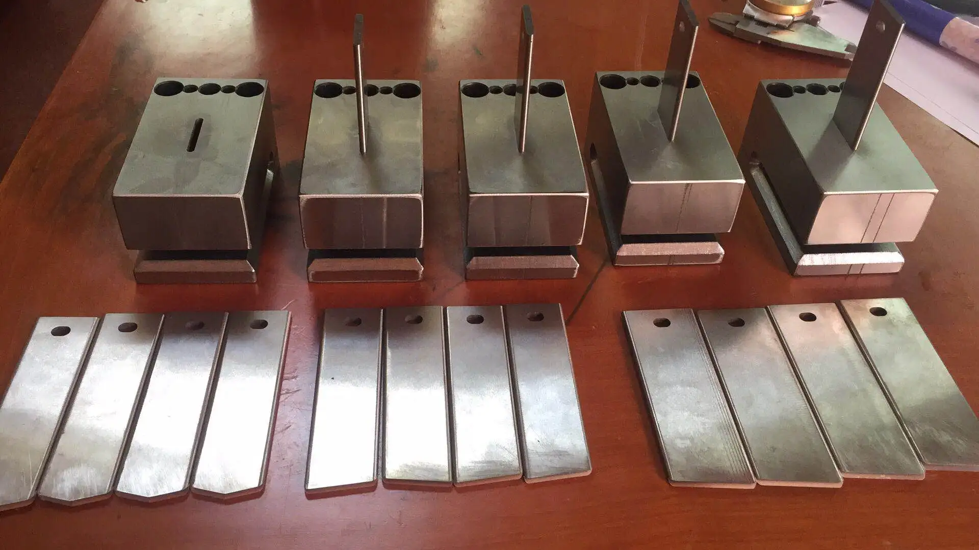 
venetian blinds machines 50mm Hydraulic Punching machine for wooden venetian blinds Metal headrail punching machine 