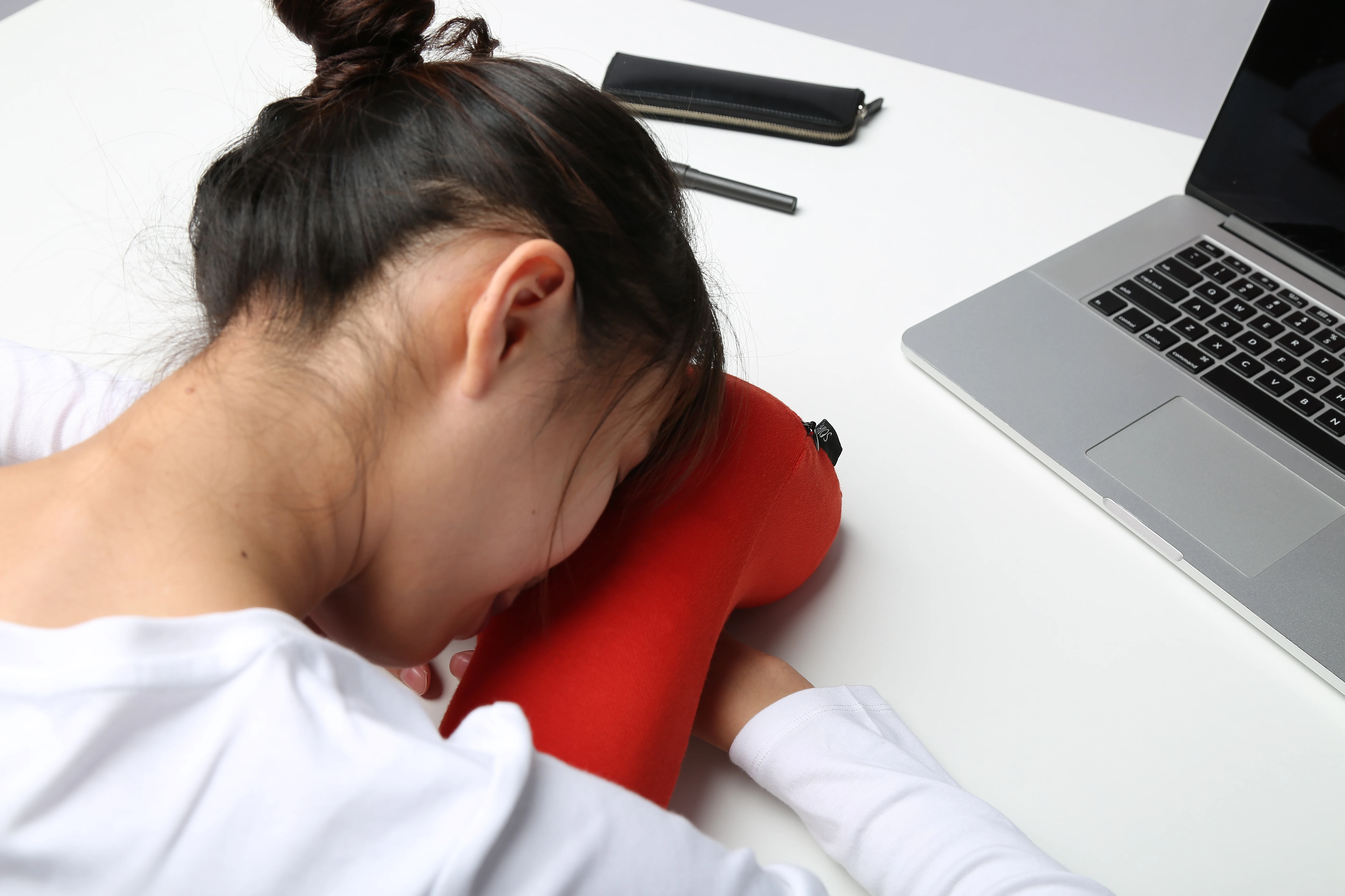 Shenzhen Lianda Cervical Orthopedic Memory Foam Travel Nap Pillow Massage Therapy Pillow