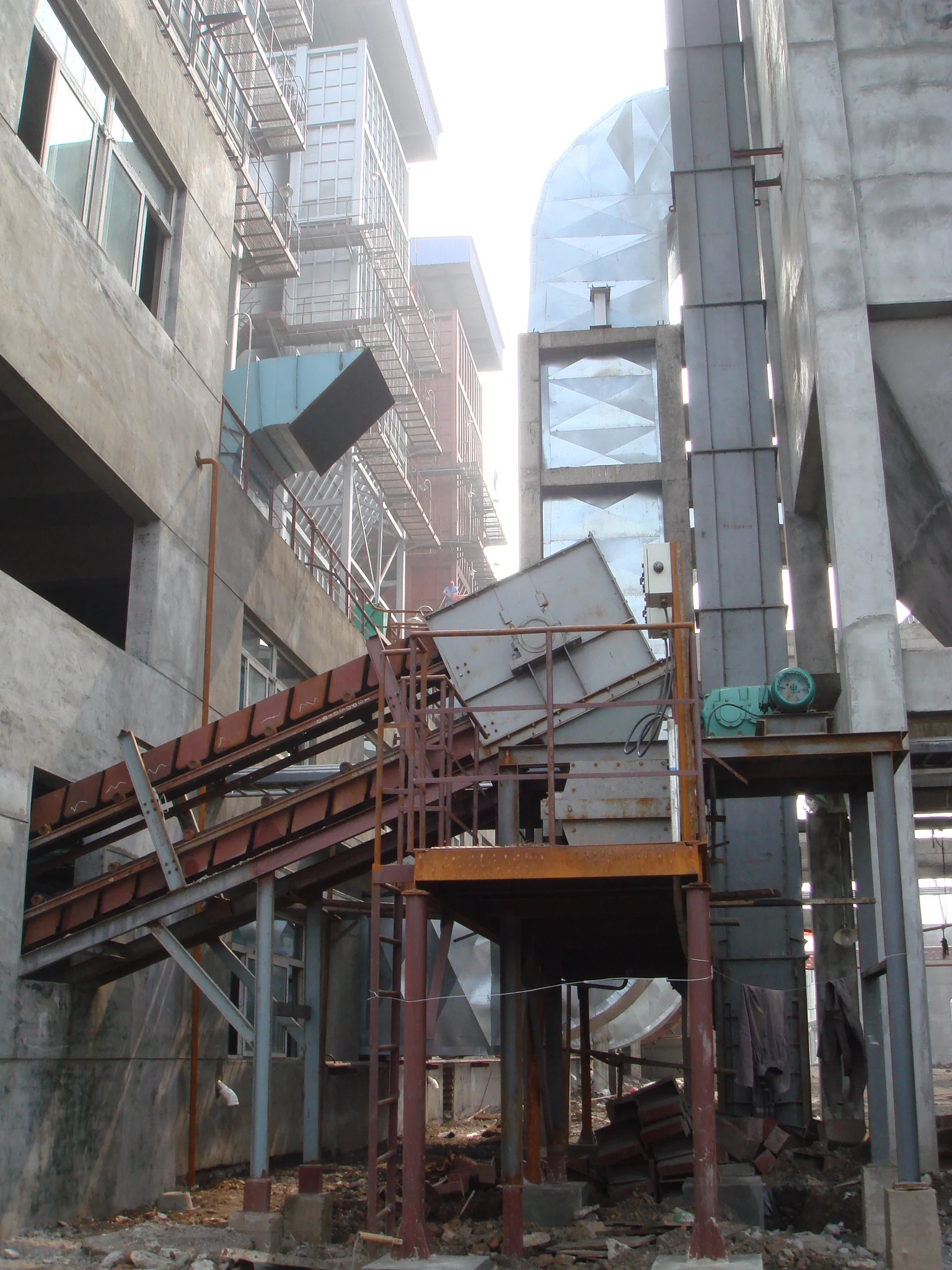 China Conveyor Equipment Chain Bucket Elevator  with hopper for  Slag /ash/Cement Limestone