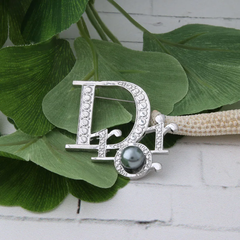 
Letter brooch brand pins Pearl Brooch white Brooch Rhinestone Buckle Pin Jewelry Brooches For Women 