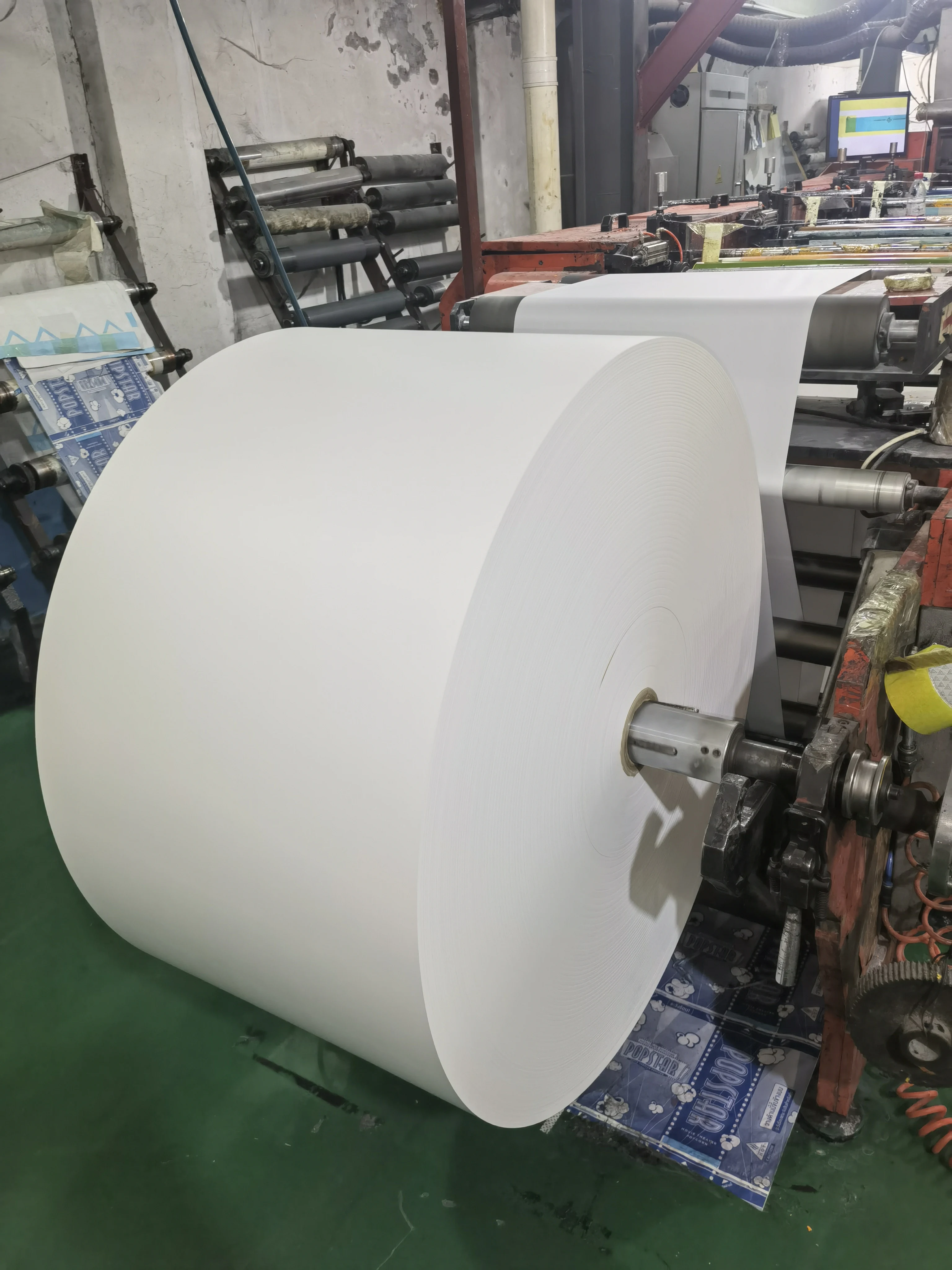 Printed Greaseproof kraft paper 28-50gsm custom size Paper Packing Paper for hamburger or popcorn