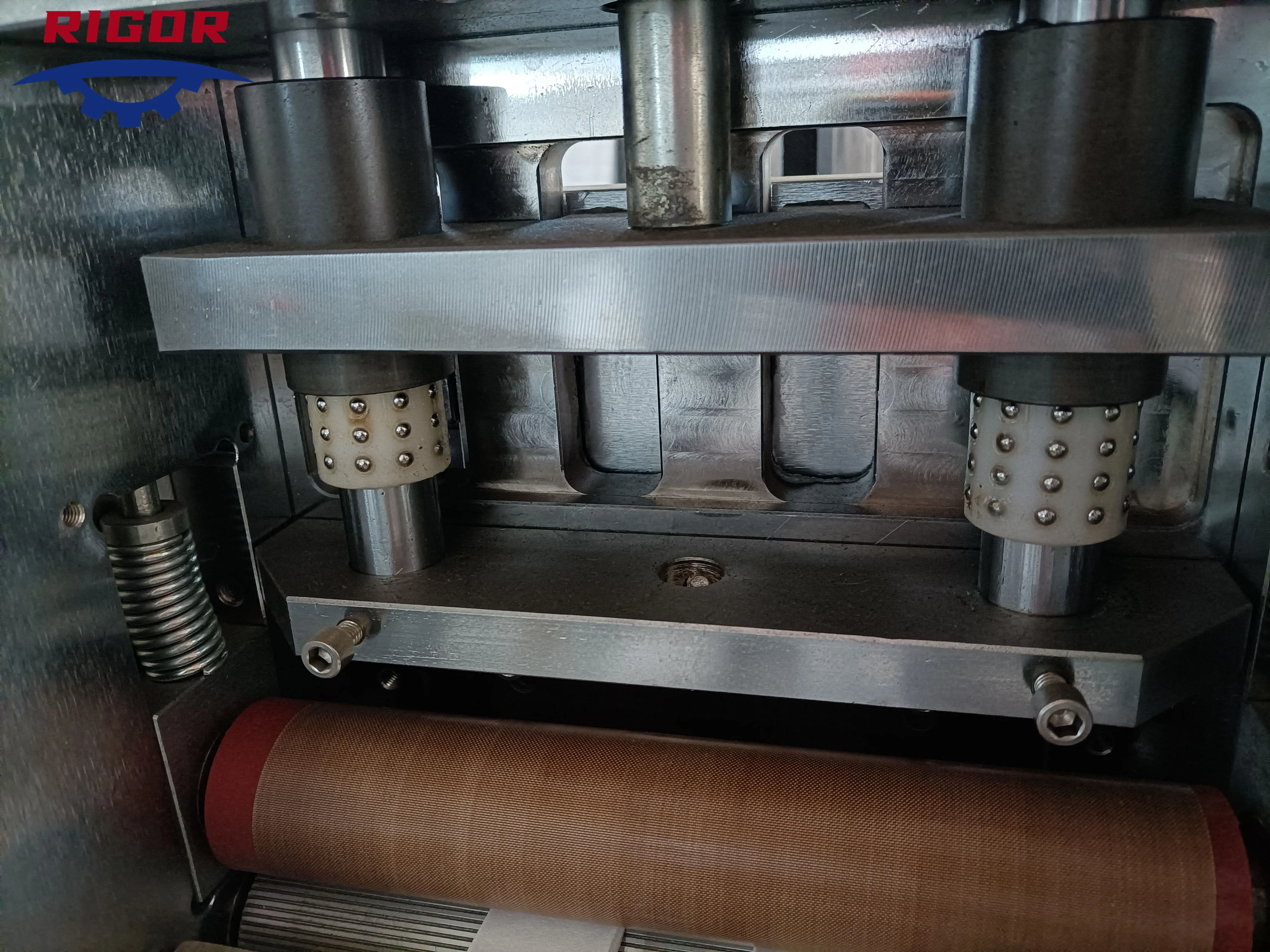 Automatic Wet Tissue Vertical Packing Machine Sterilized Wet Wipes Packing Machine