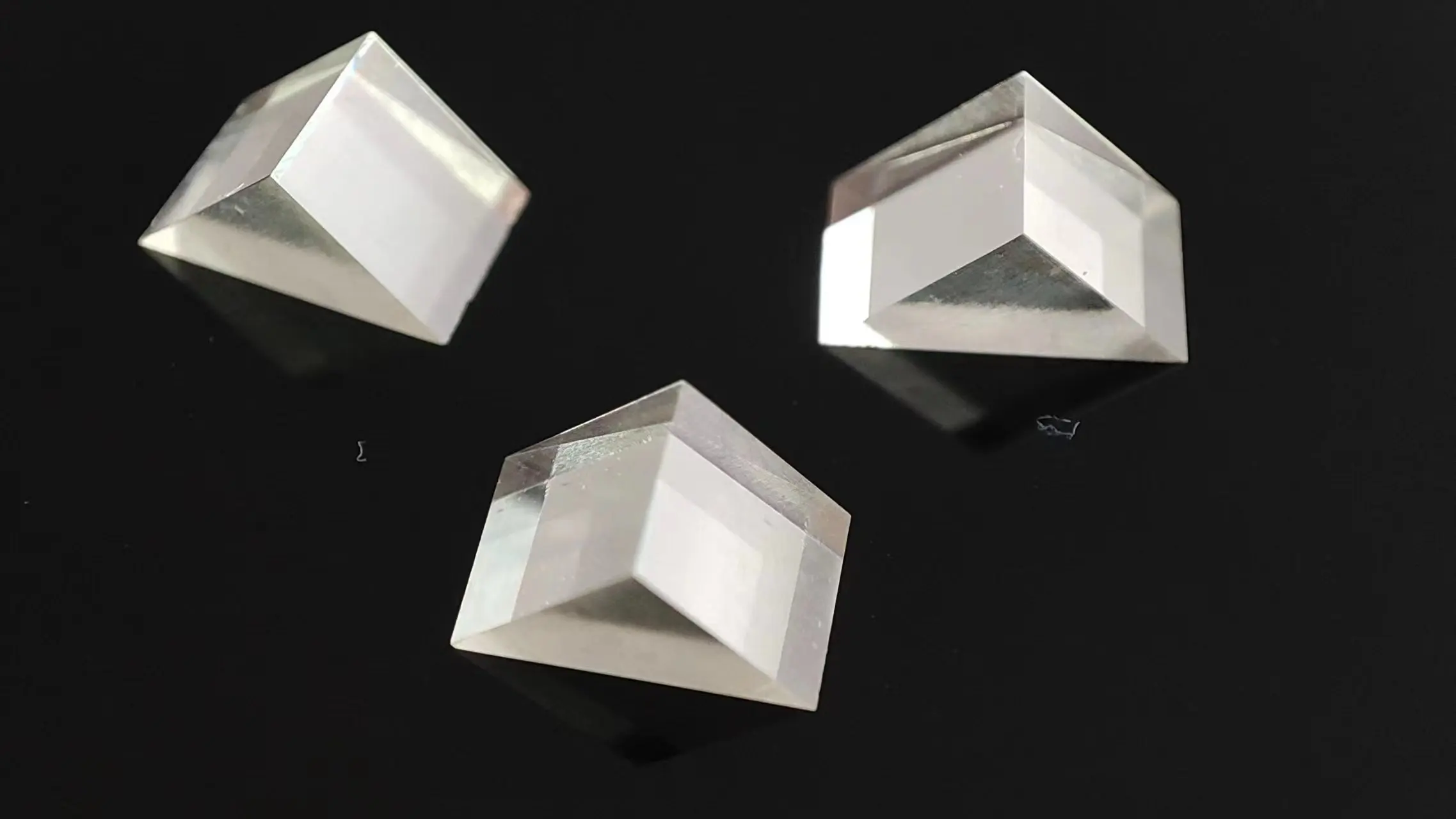 Triangle Prism Optical CVD Diamond 6-Side Polished High Transparency Loose Mono Crystal Diamond