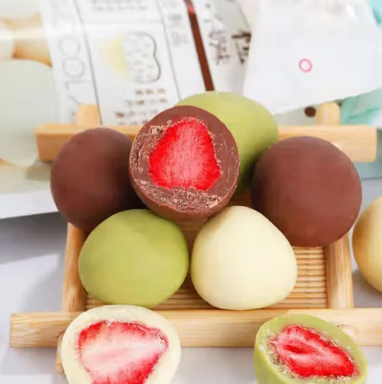 Hot Sale Whole Strawberry Sandwich Chocolate Layered Candy Exotic Snacks Milk Chocolate Flavors