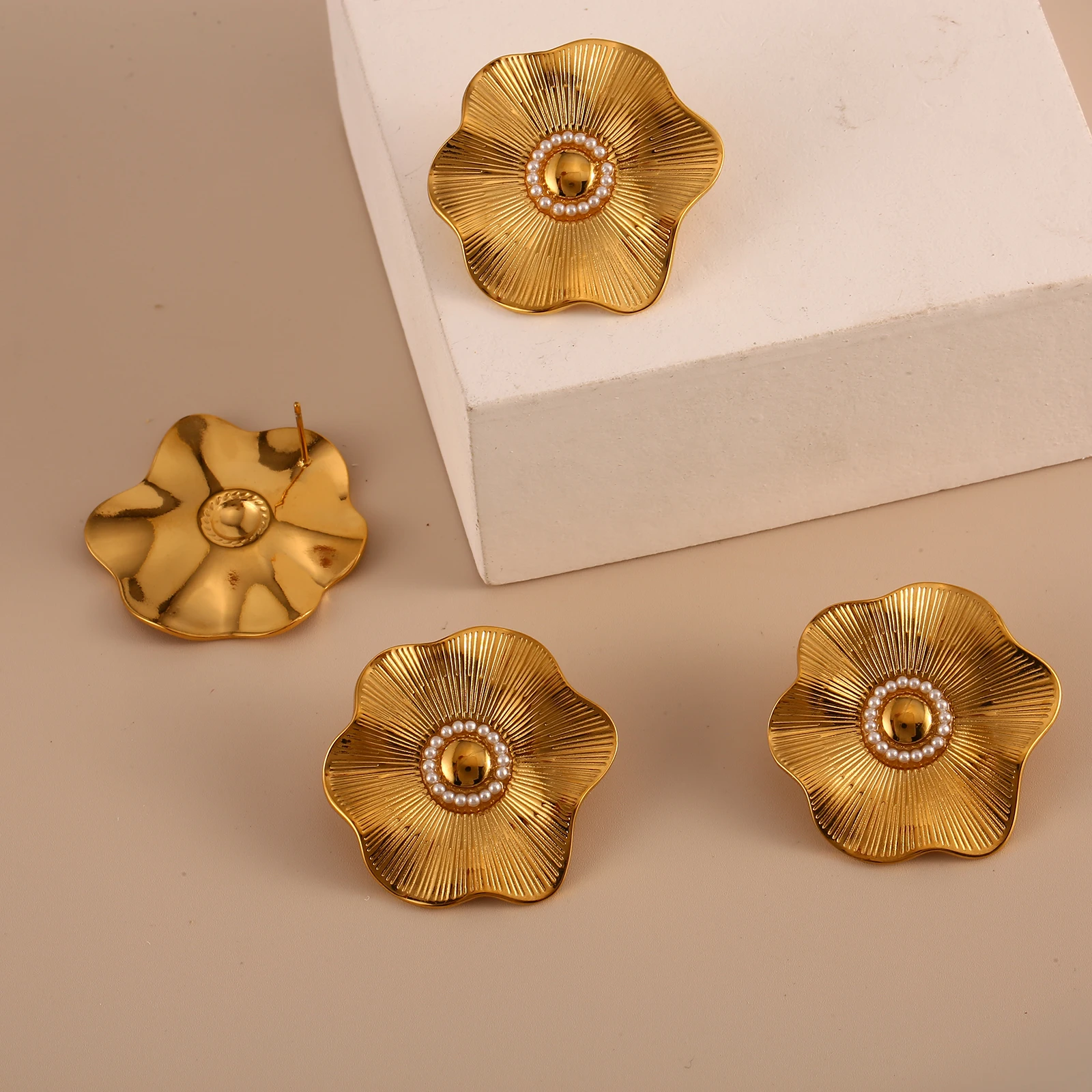 New Designer PVD Gold Plated Yellow Gold Flower Stud Earrings Tarnish Free Stainless Steel Pearl Earrings Jewelry