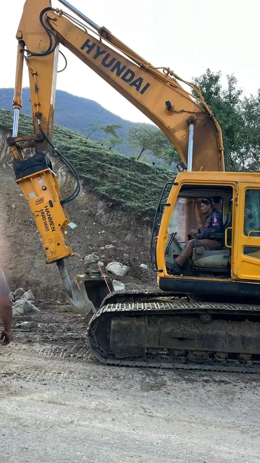 china professional supplier and factory price hydraulic breaker with tool 140mm for 20 tons excavator