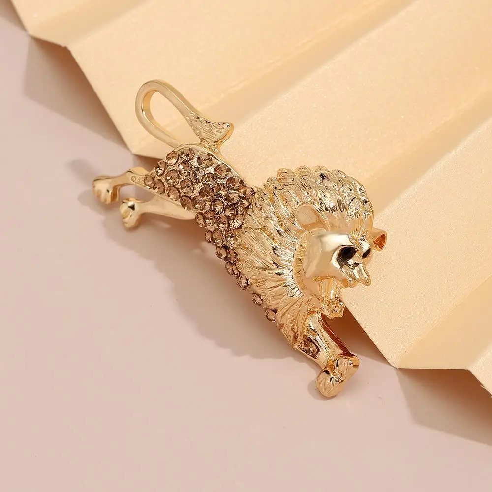 Factory wholesale Metal golden rhinestone lion pin brooch zinc alloy hijab brooches for clothing decoration