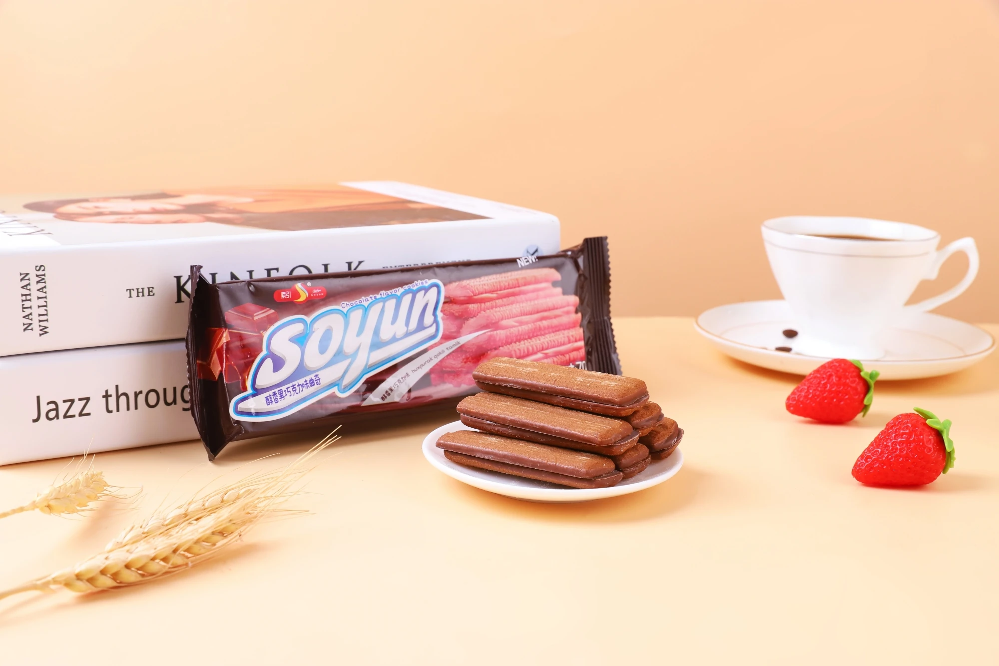 New arrival sandwich filled vanilla strawberry chocolate flavor biscuit 70g