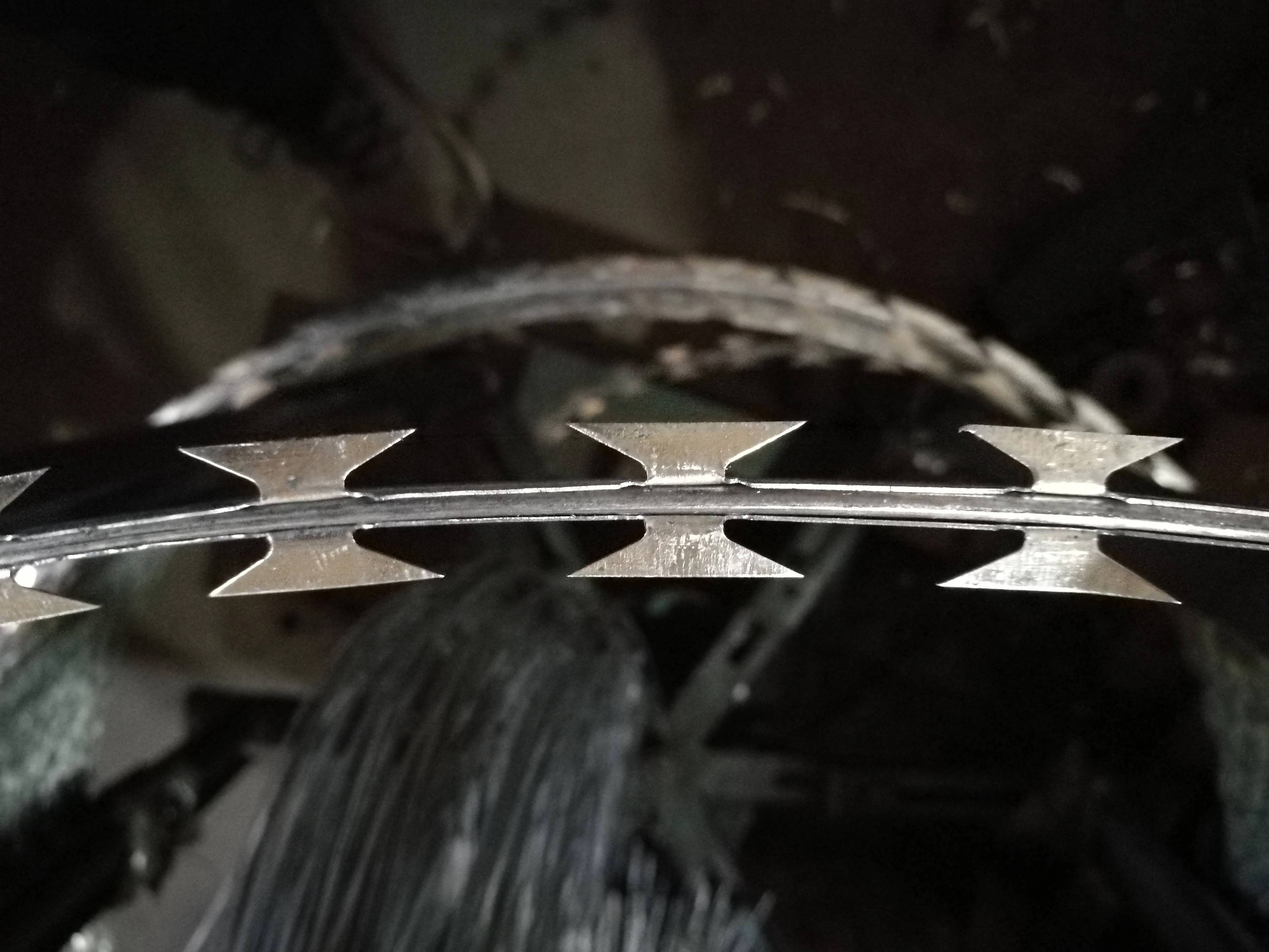 Low price 4-Point High-Tensile Galvanized Steel Barbed Wire Barbed Wire Fencing Razor Barbed Wire