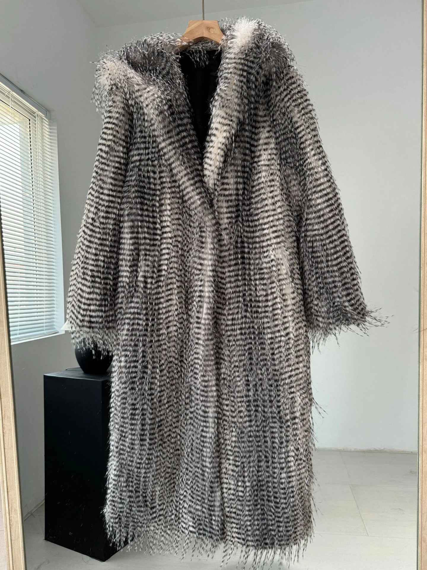 Factory Loose Faux Long Pile Ostrich Fur Coat Full Sleeves Long Style Luxury Thick Warm Fluffy Winter Fur Coats For Ladies Women