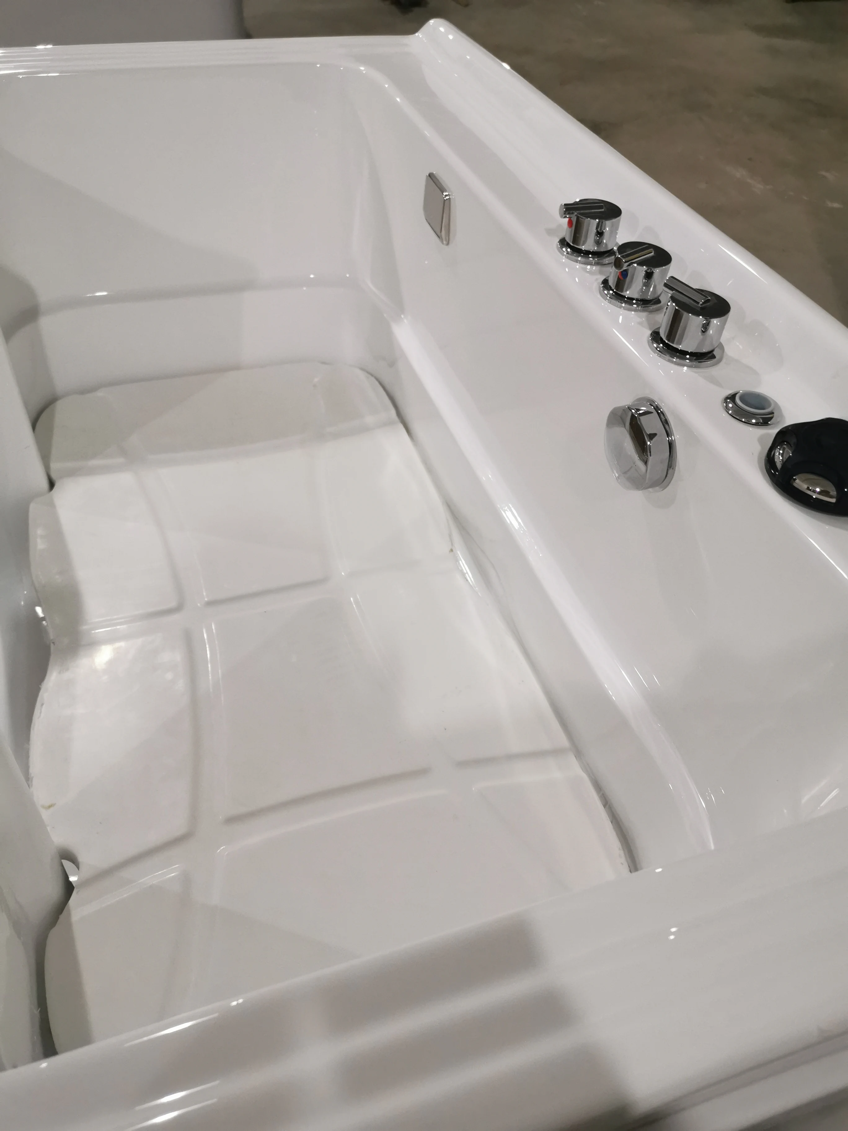 Ladder door design white color pet nanobubbles bathtub