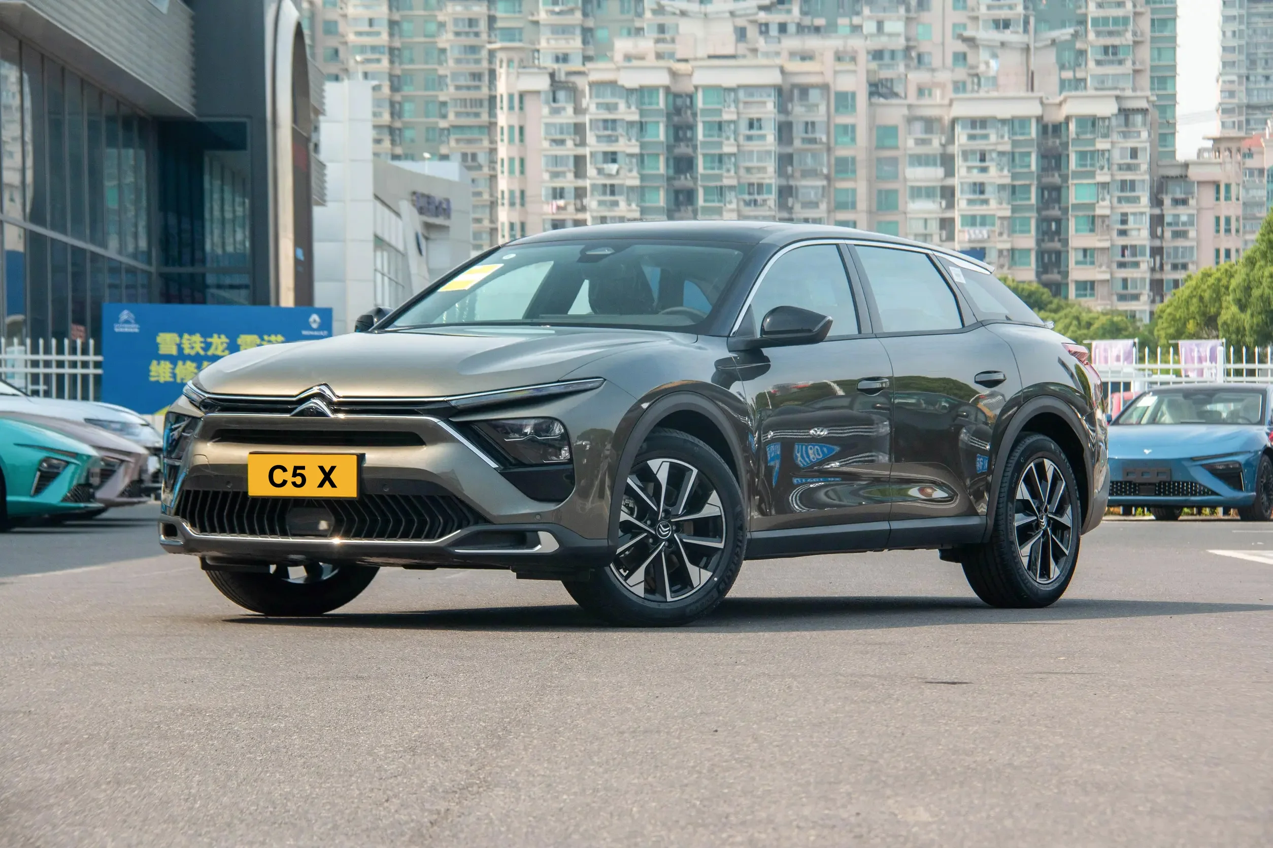 Лидер продаж Dongfeng auto Citroen C5X 2023 5-дверный 5-местный хэтчбек 1 6 T 8AT бензиновые спортивные автомобили подержанные для продажи