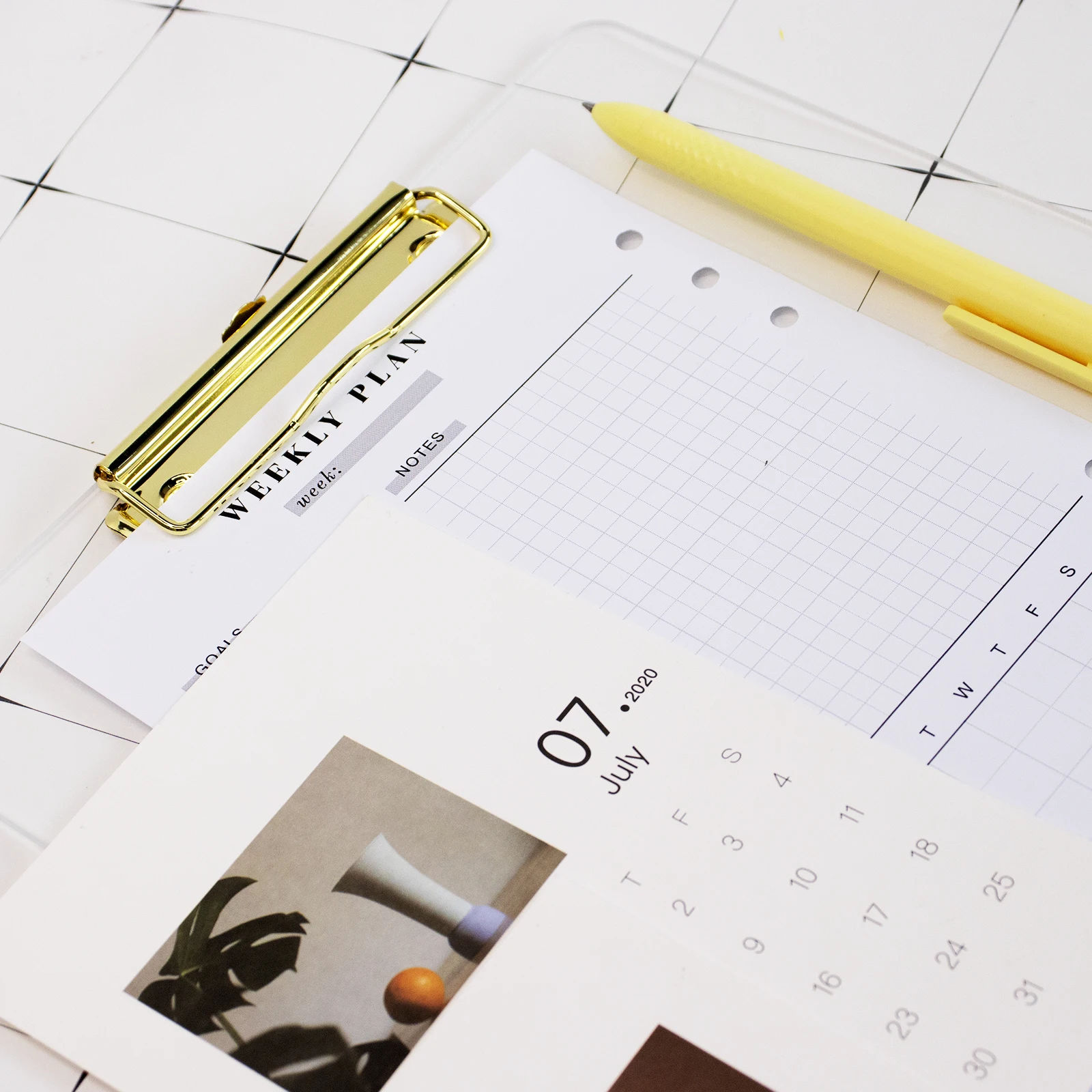 Custom Designed Office Stationery A4 Clear Color Acrylic Clipboard with Gold Binder clip