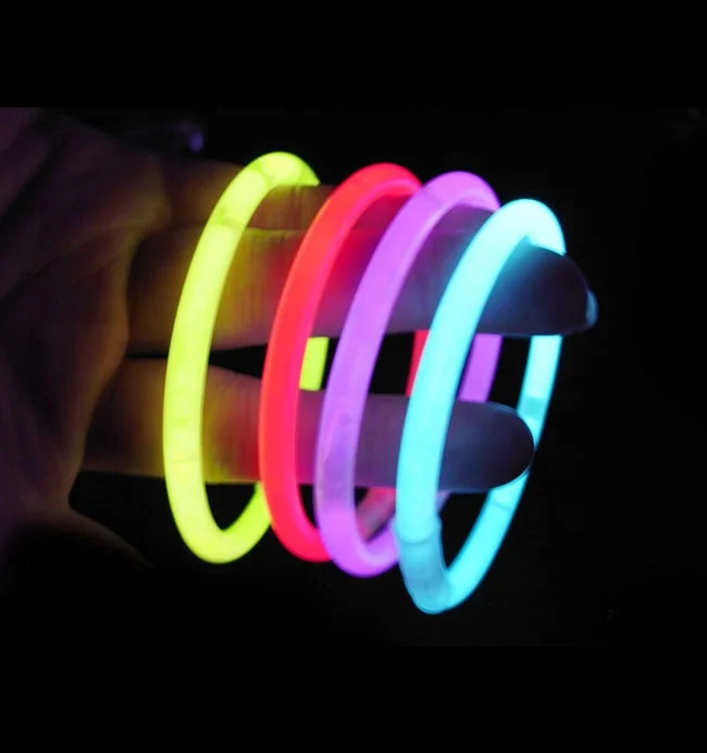 Светящиеся палочки Glo в темноте 8 дюймов и соединители для браслетов ожерелий 100 карат.